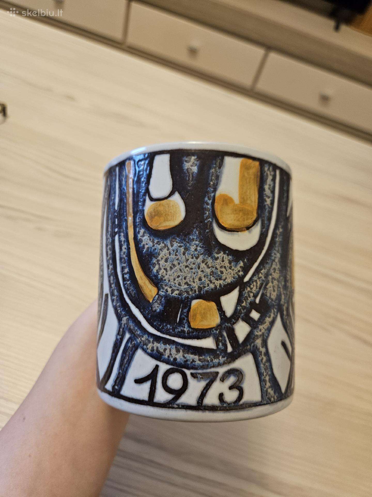 Royal Copenhagen 1973 puodelis su sidabro plokštel