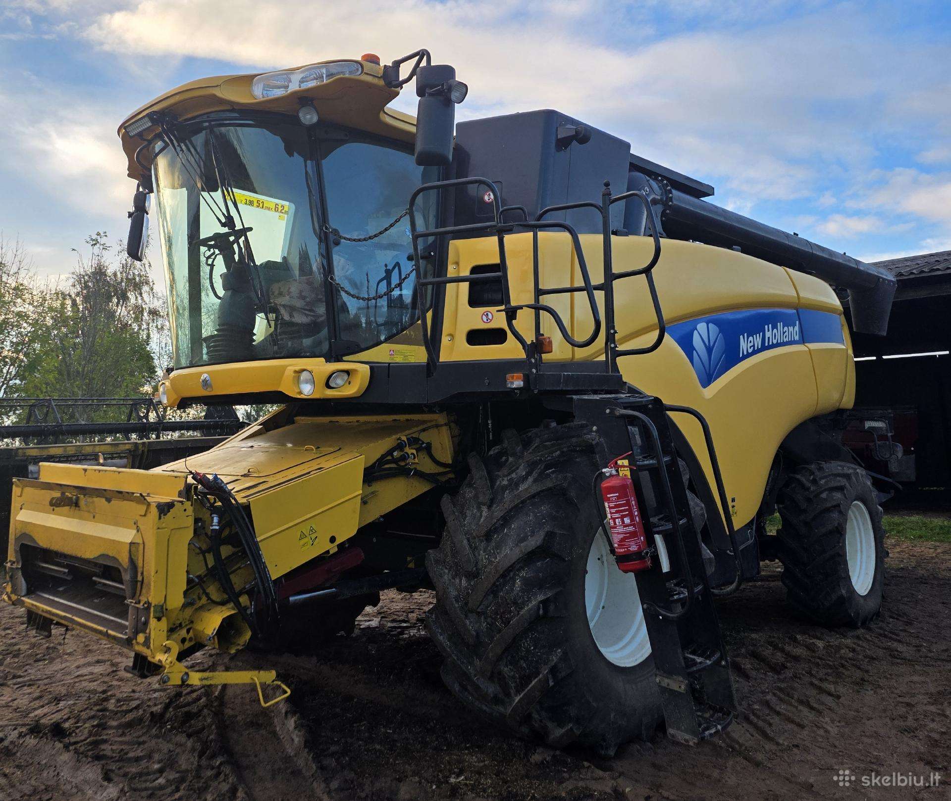 New Holland CX8070, combine harvesters