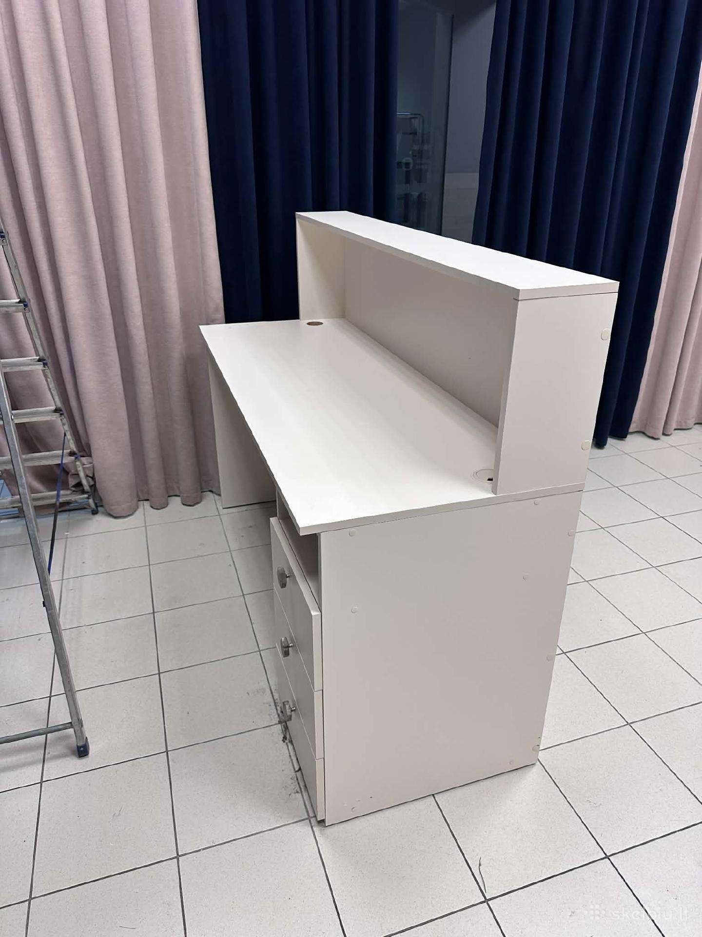Administracinis stalas/baras