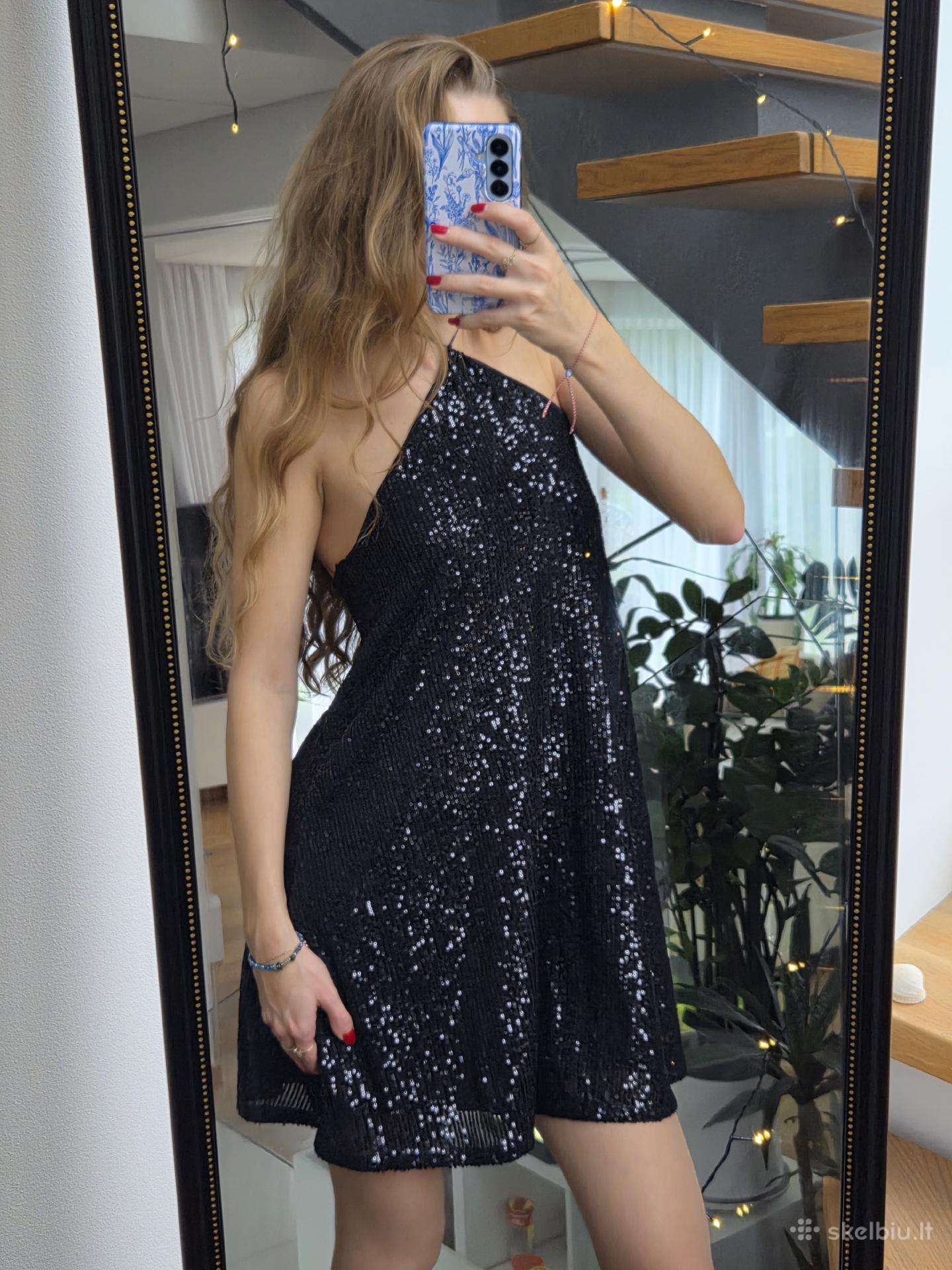 Blizganti trumpa juoda suknelė
