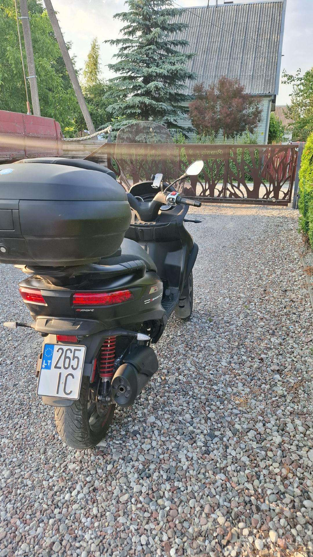Piaggio MP3, scooters / mopeds