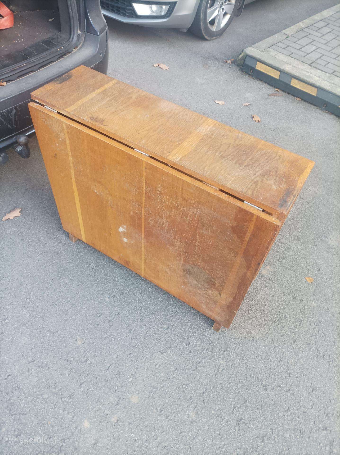 Stalas knygą