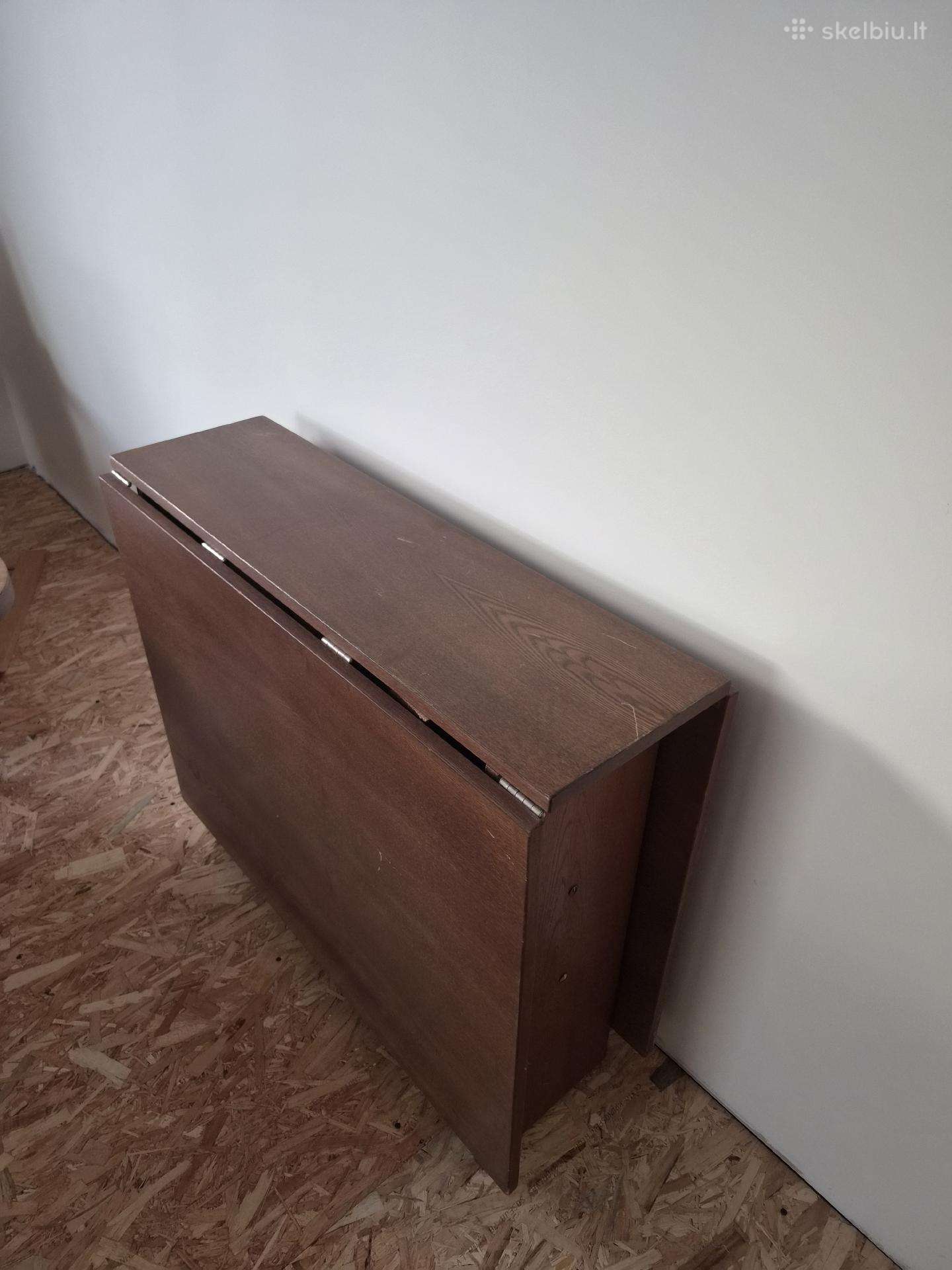 Dovanuju stala knyga.