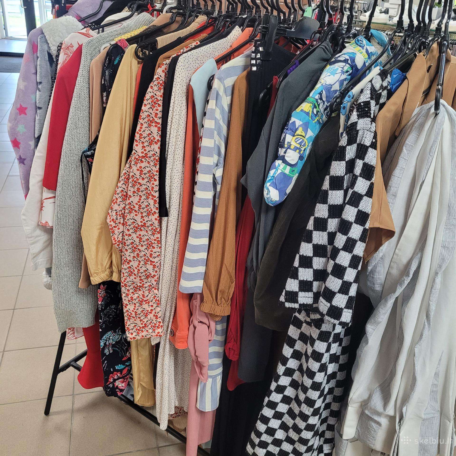 Parduodami rūbai uždarant parduotuvę