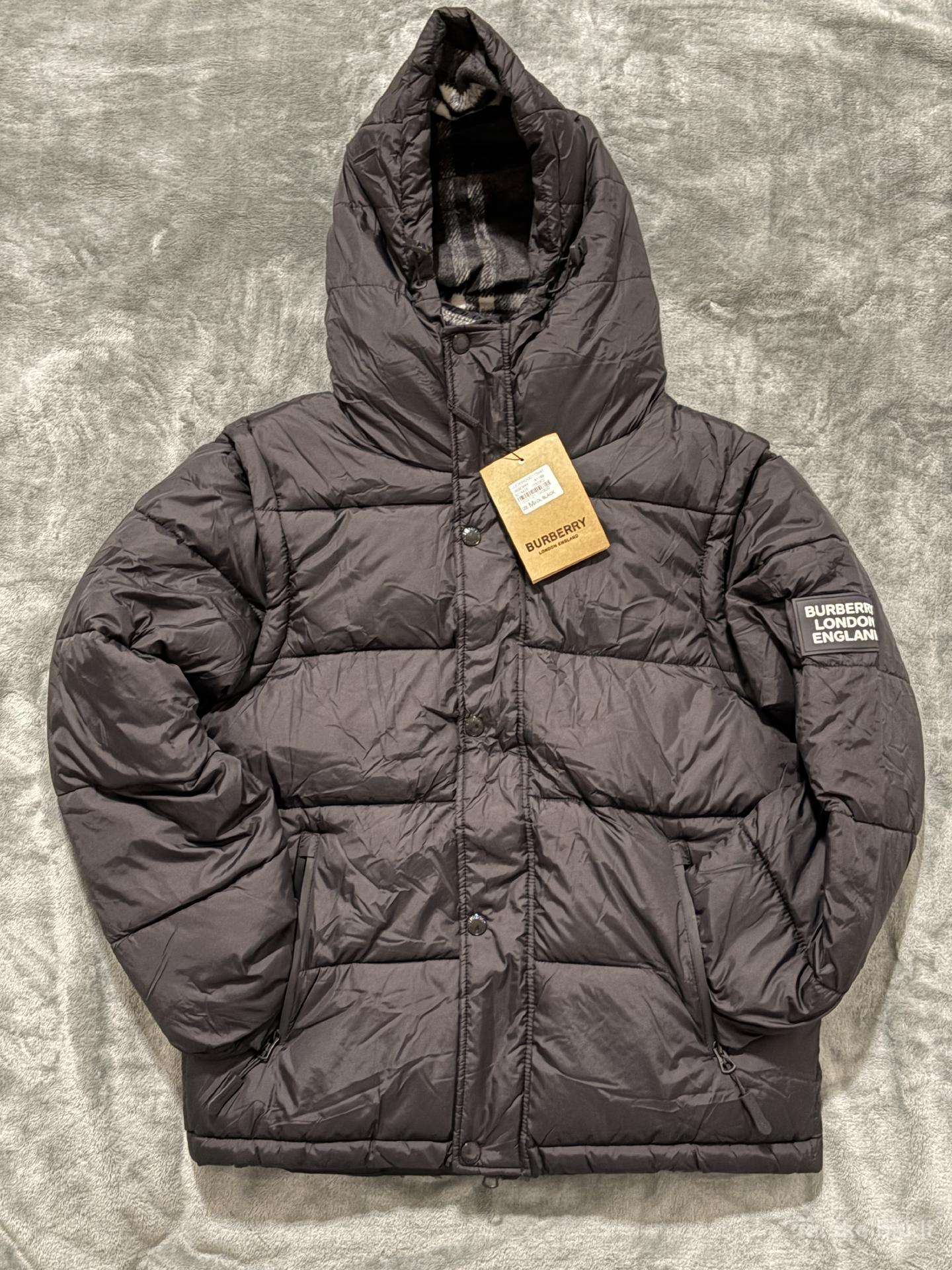 Burberry striukė M dydžio