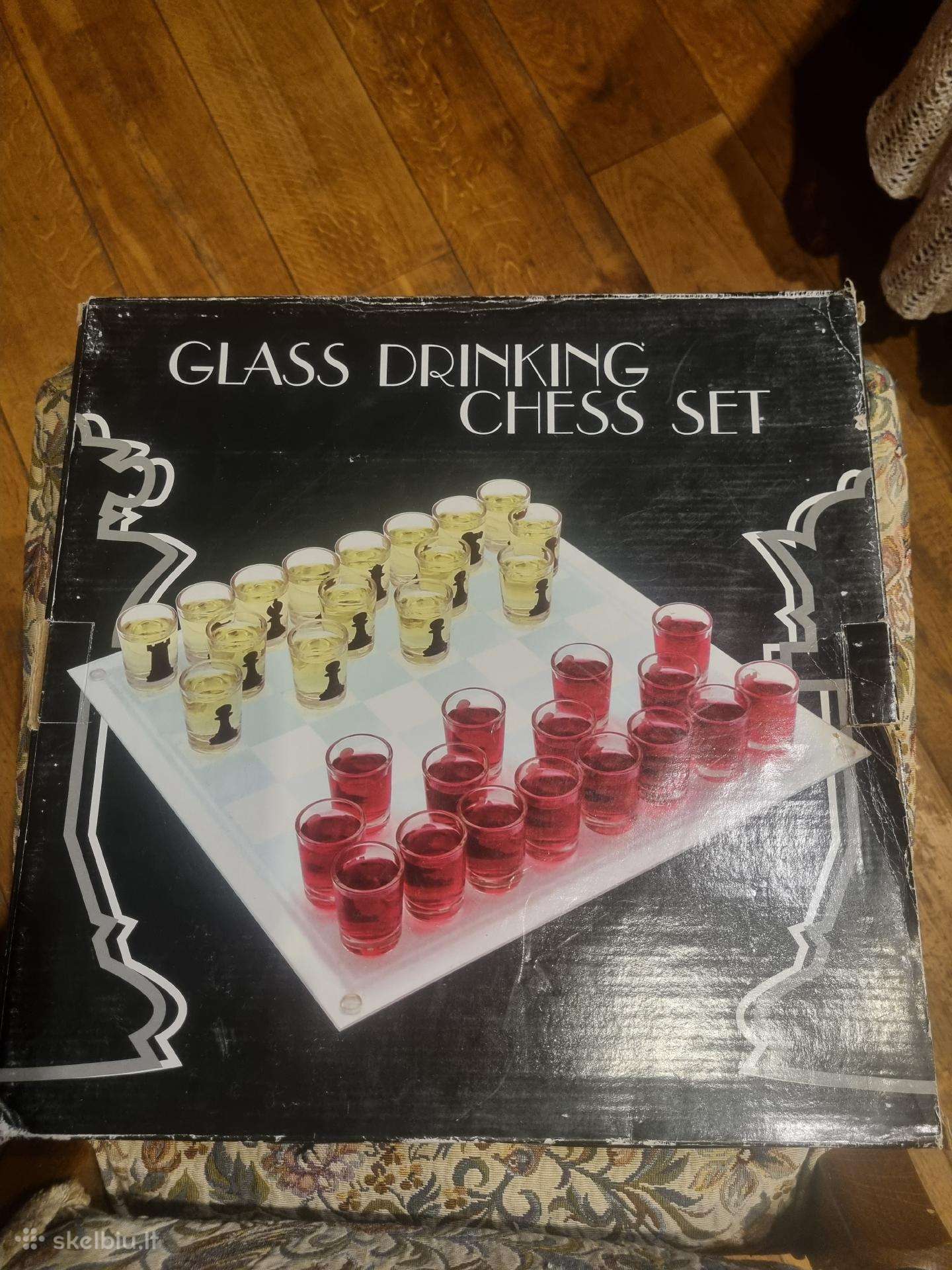 Šachmatų lenta su stikliukais
