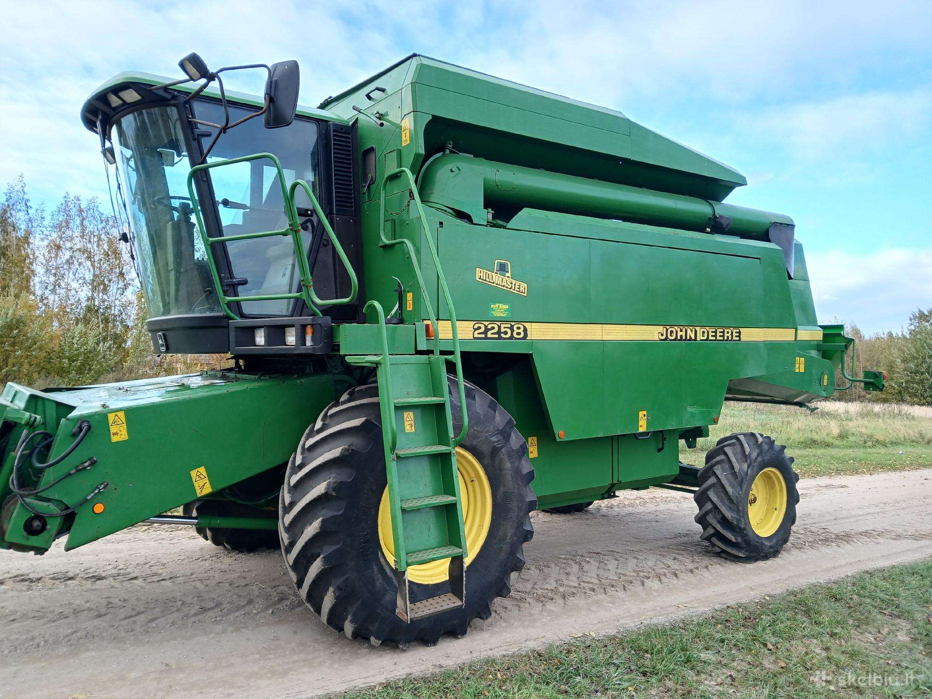 John Deere 2258