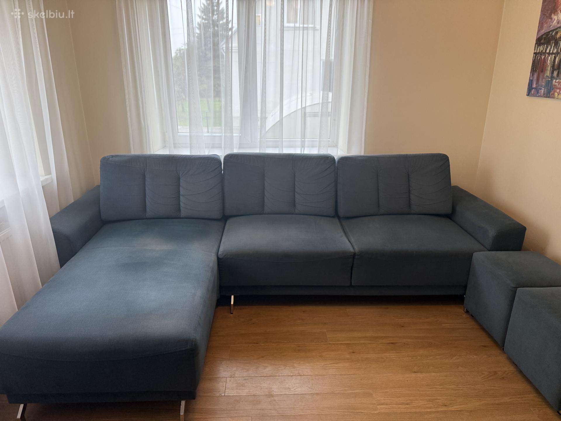 Parduodama kampine sofa Su dviem pufais