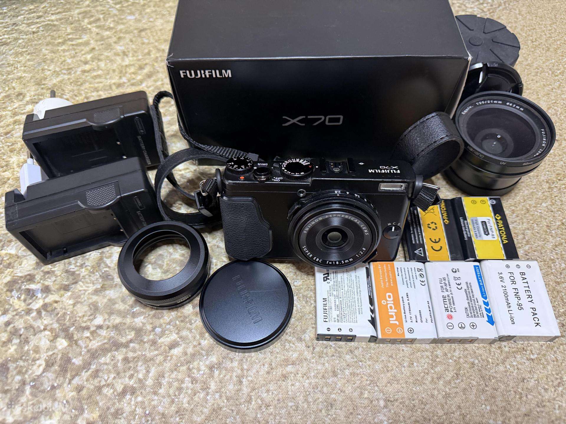 Fujifilm X70 su plačiakampiu konverteriu