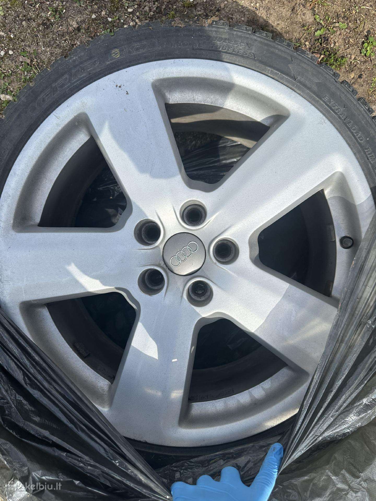 Audi a3 padangos su ratlankiais.