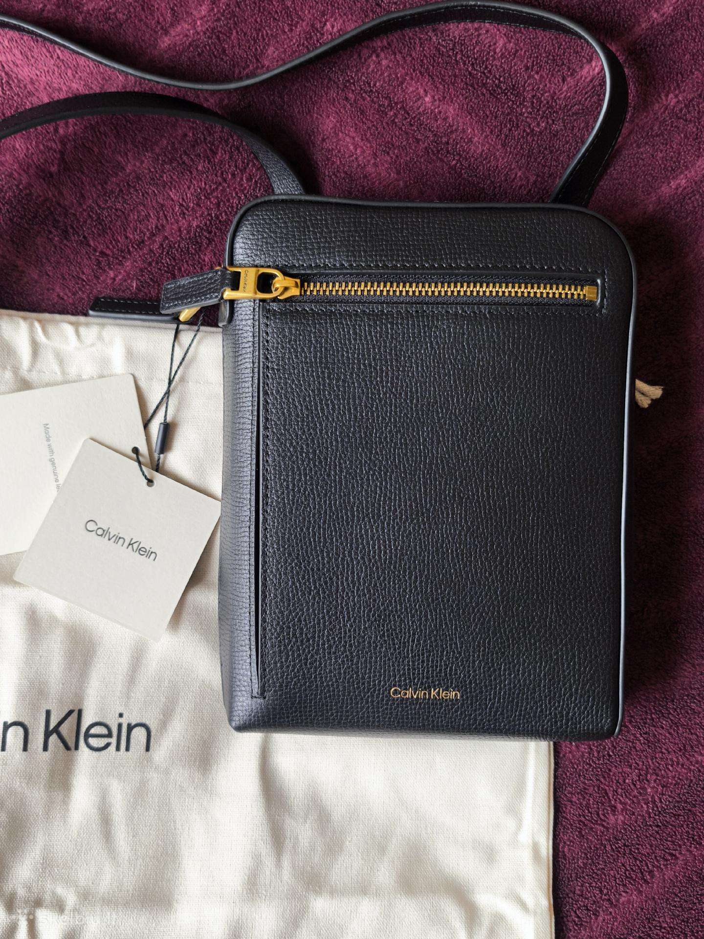 Vyriska rankine per peti Calvin Klein.