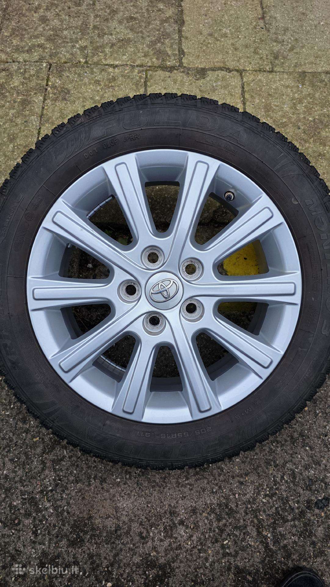 Toyota R16 ratlankiai su padangomis m+s
