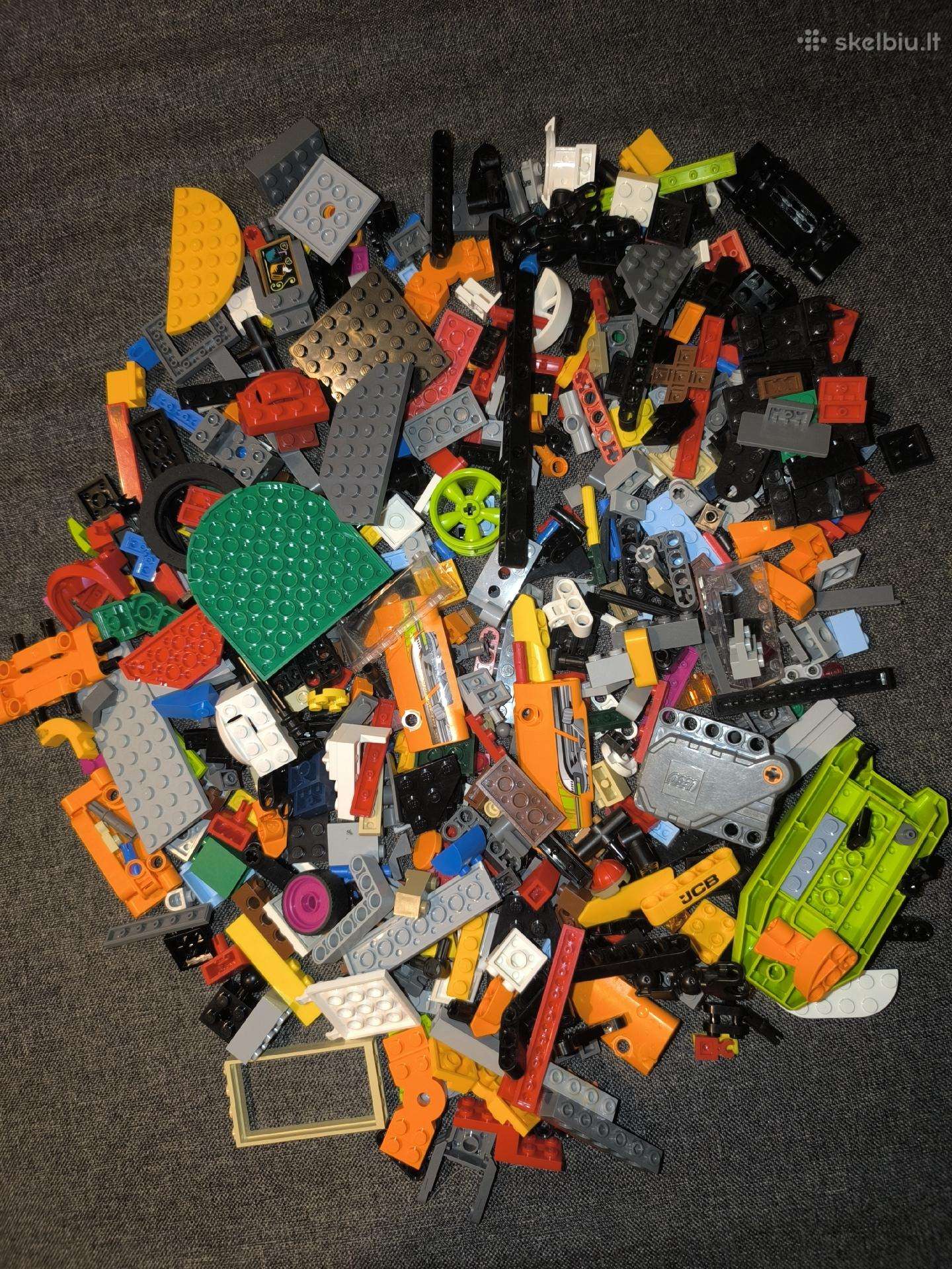 Daug originalių Lego detalių