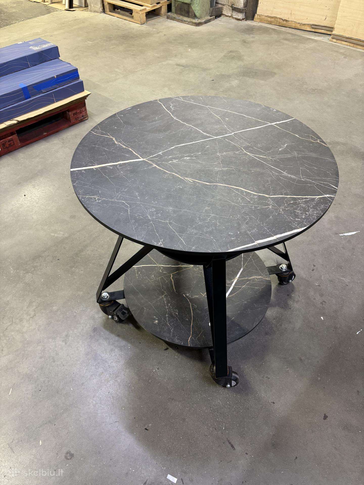Unikalus Kamado stalas