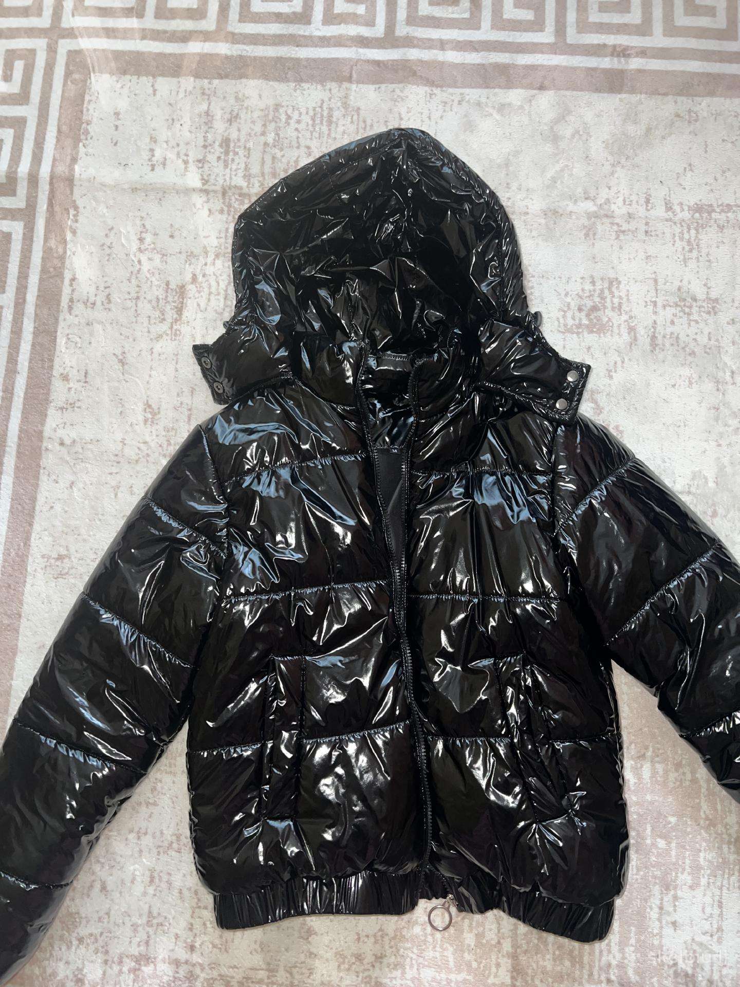 Juoda blizgi püsta striuk su gobtuvu