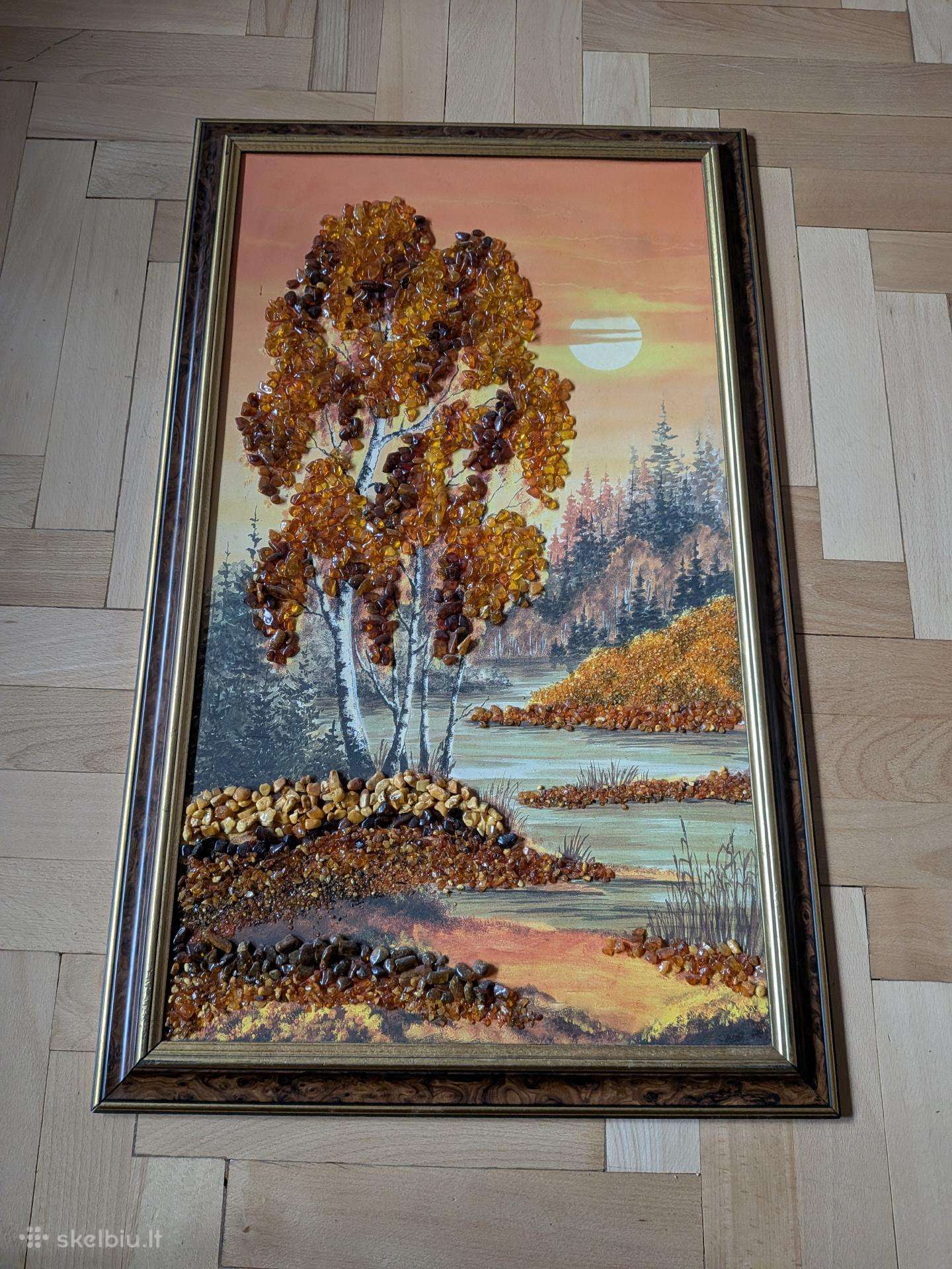 Rudens peizažas su beržais ir gintaru