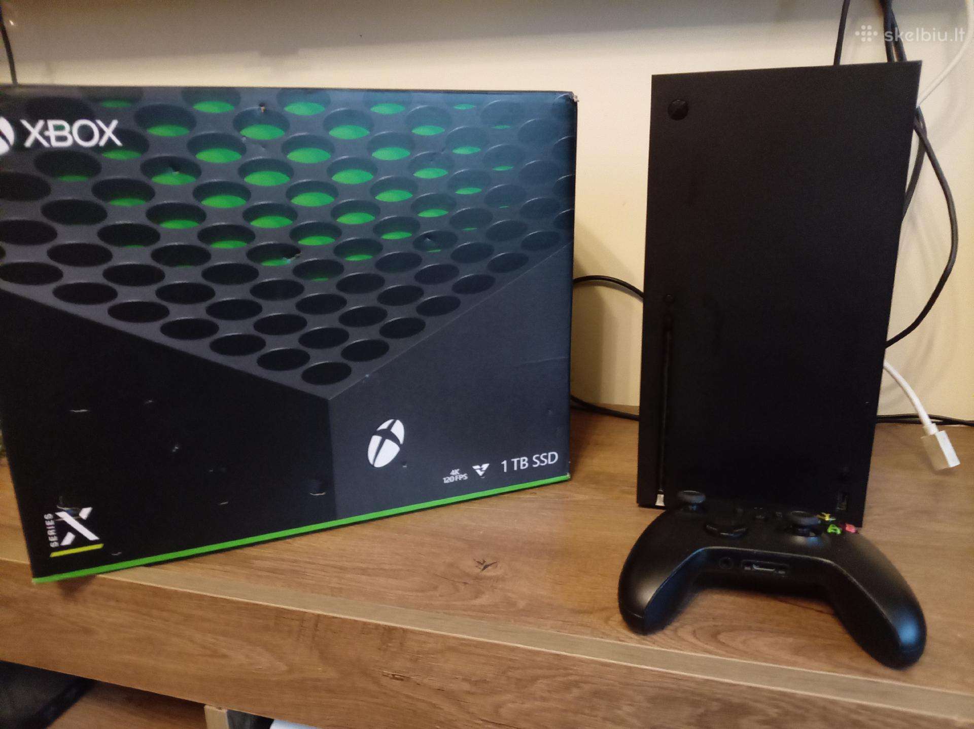 Naudotas Xbox series X su 4 žaidimo diskais