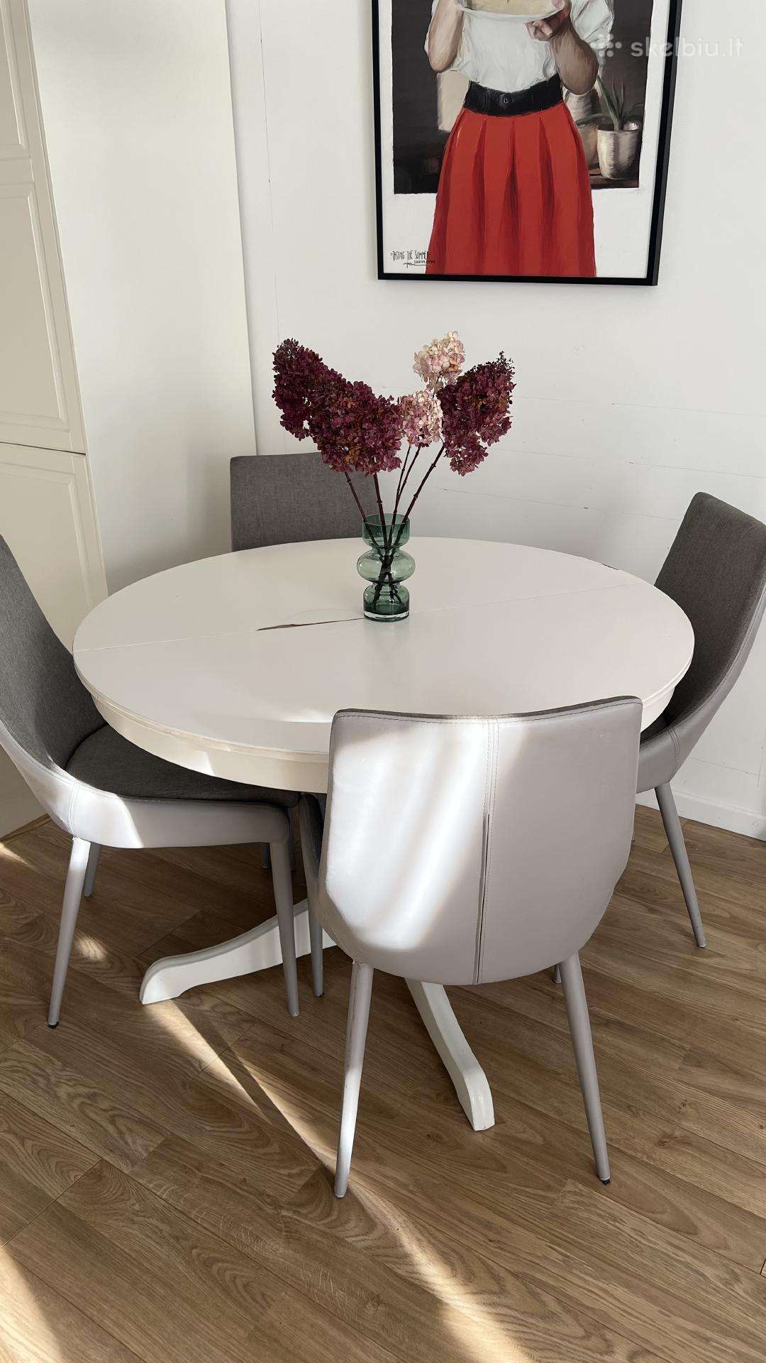 Parduodamas Ikea išskleidžiamas stalas su 4 kėdėmi