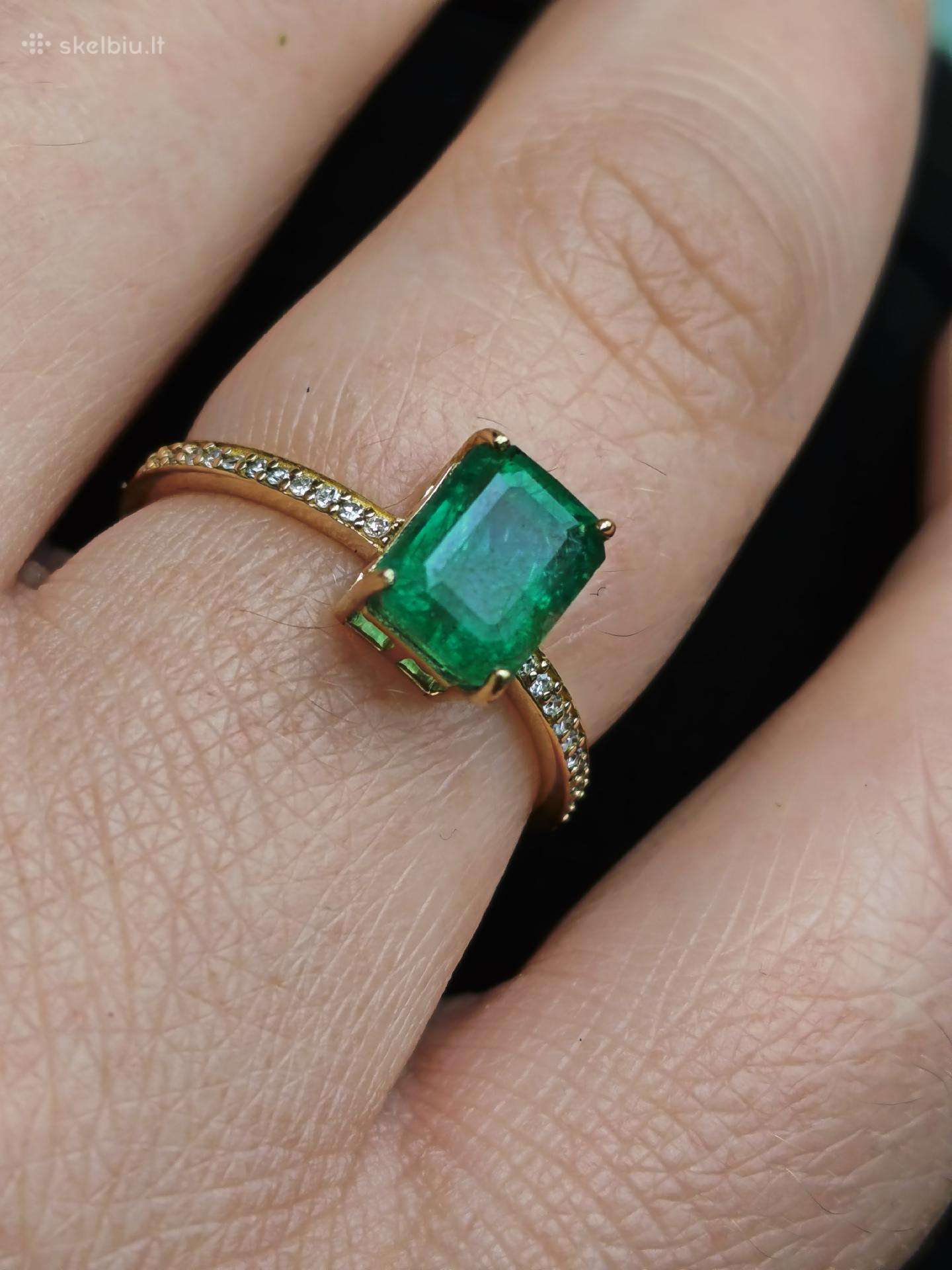 Auksinis žiedas su 1.68ct Natūraliu Smaragdu