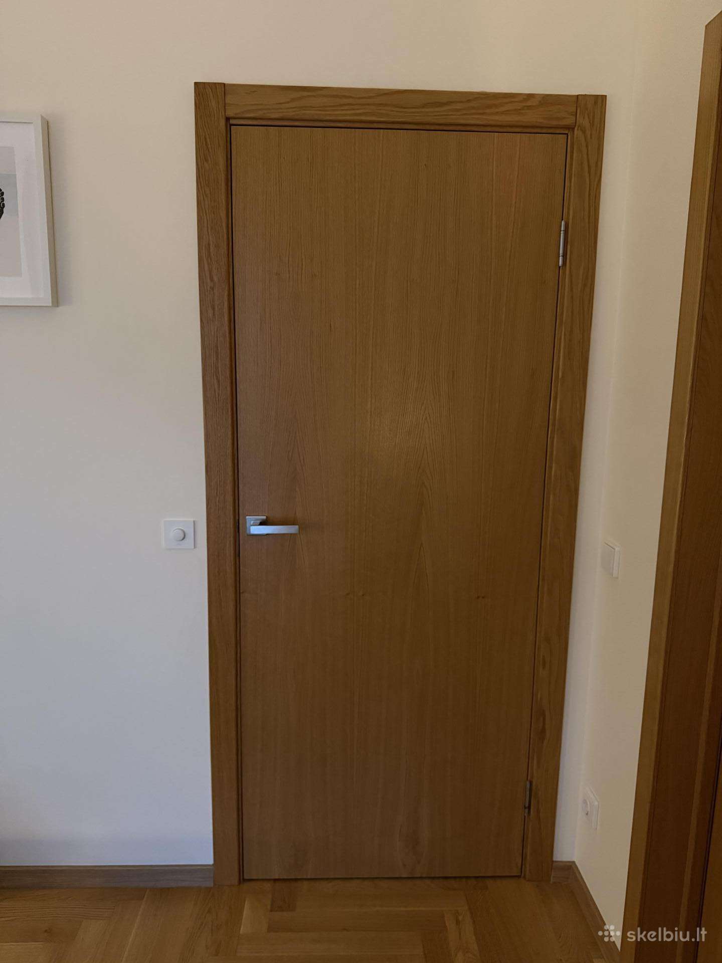 Parduodamos medžio spalvos vidaus durys su stakta
