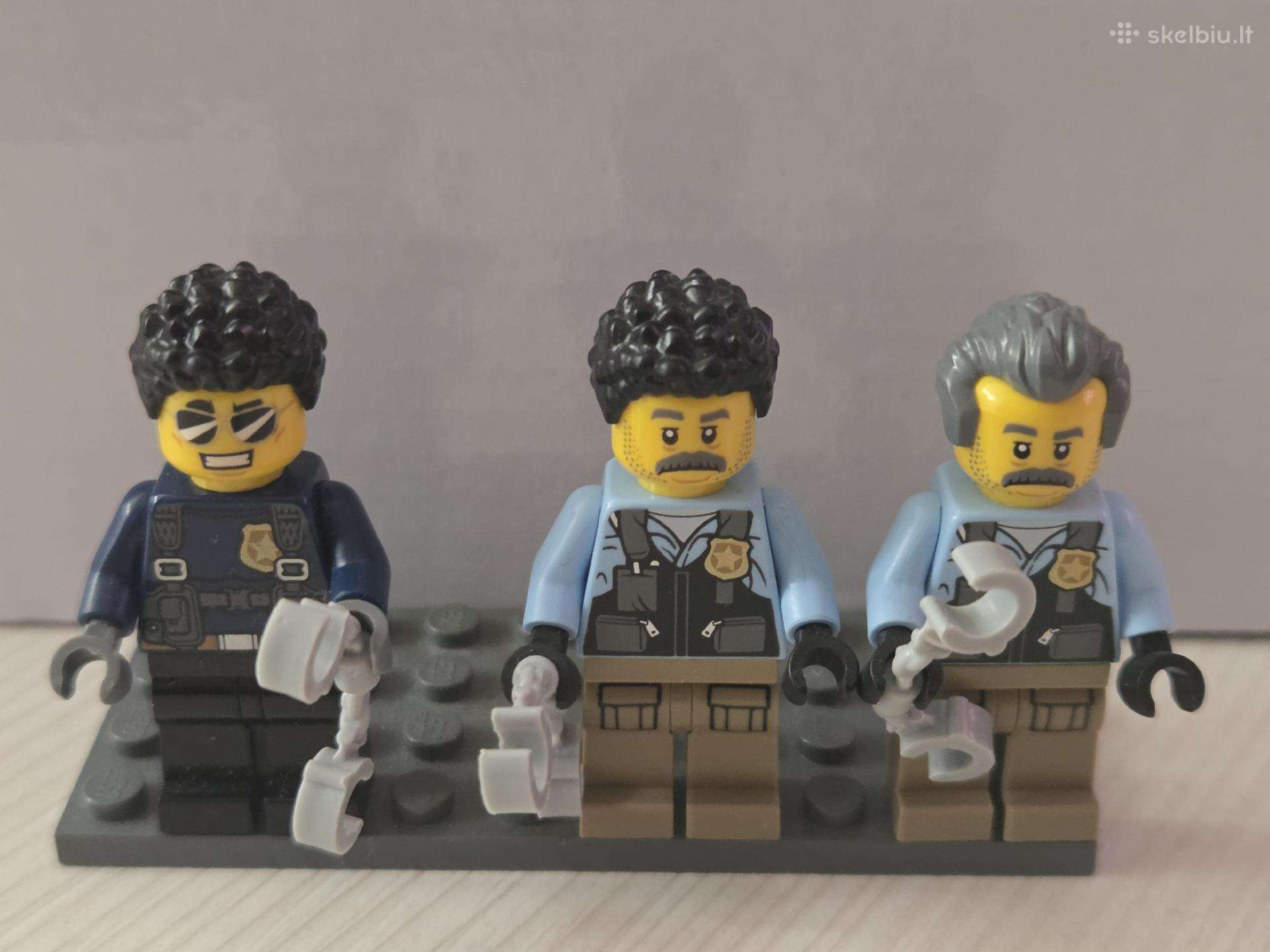 Įvairios lego figurėlės