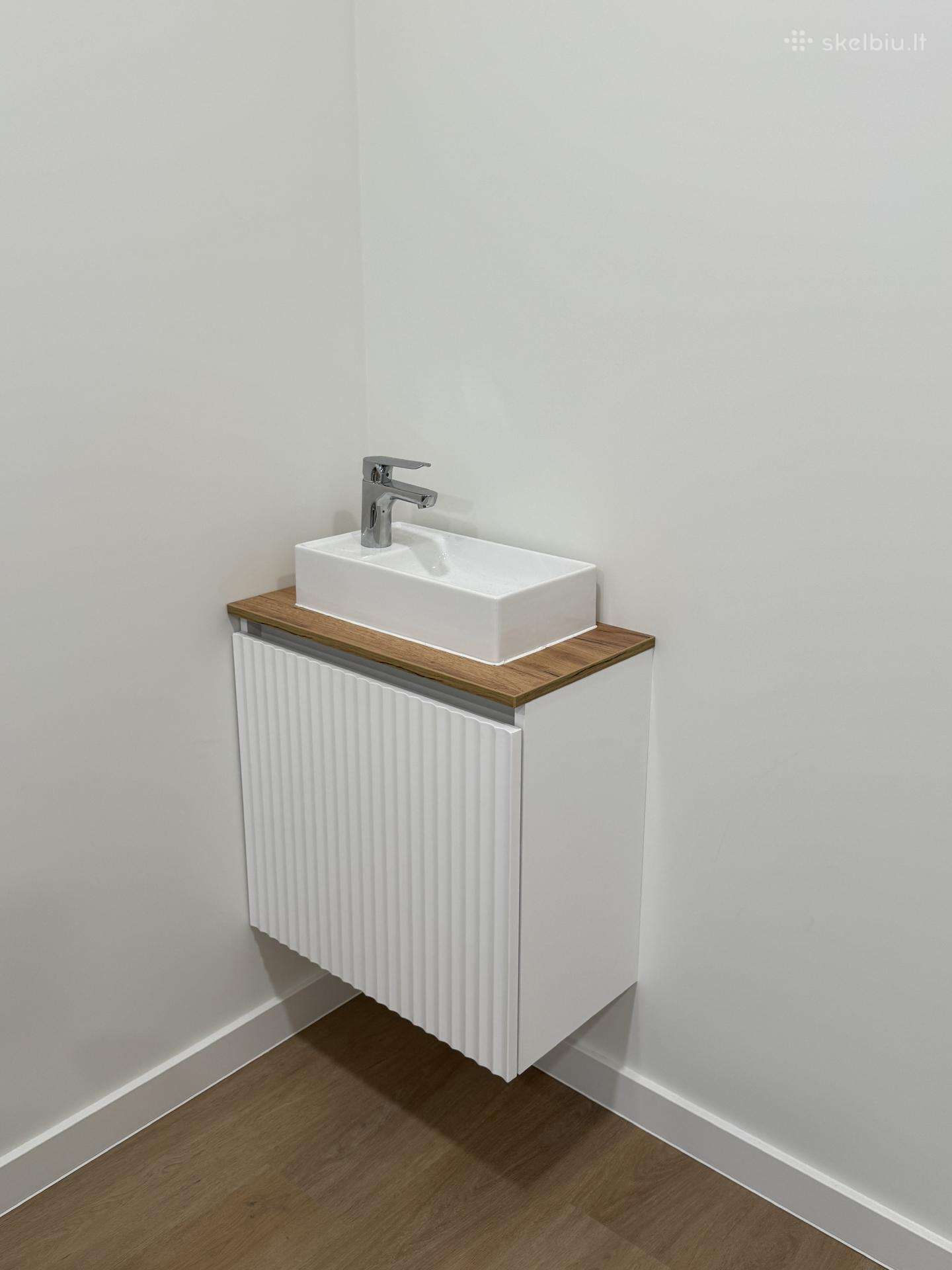 Minimalistine kriaukle su spintele ir maišytuvu
