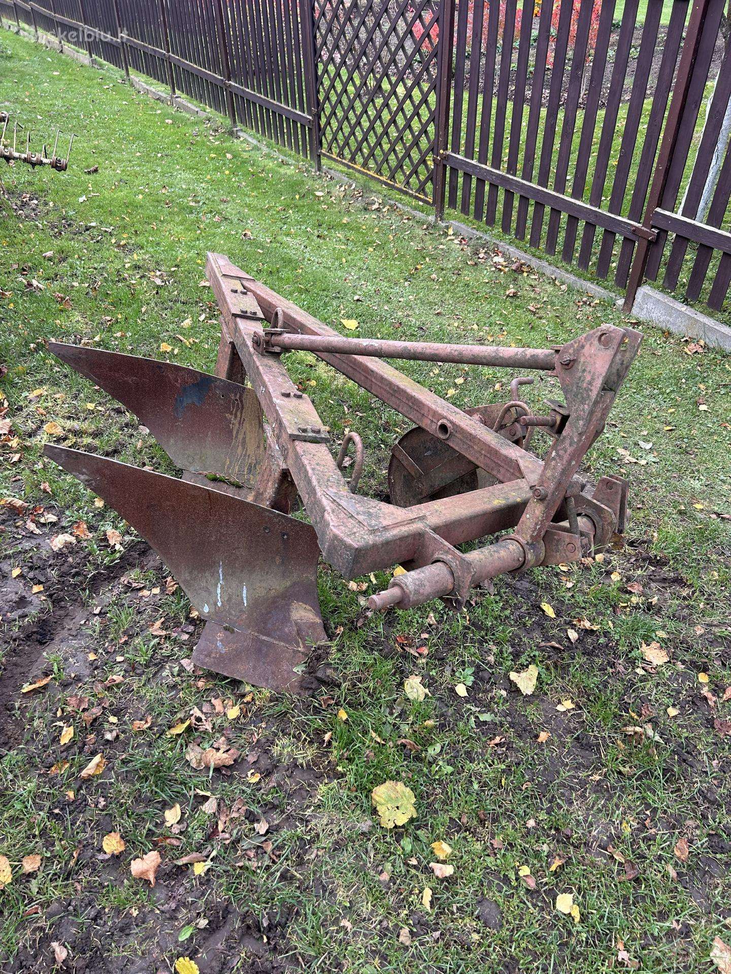 2 korpusų plūgas t-25 traktoriui