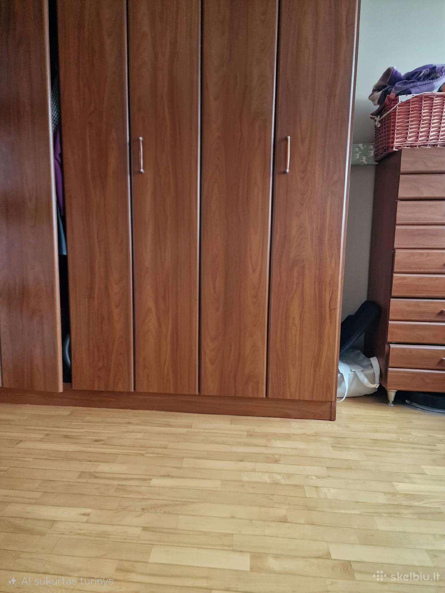 Miegamojo lova su čiužiniu ir spinta