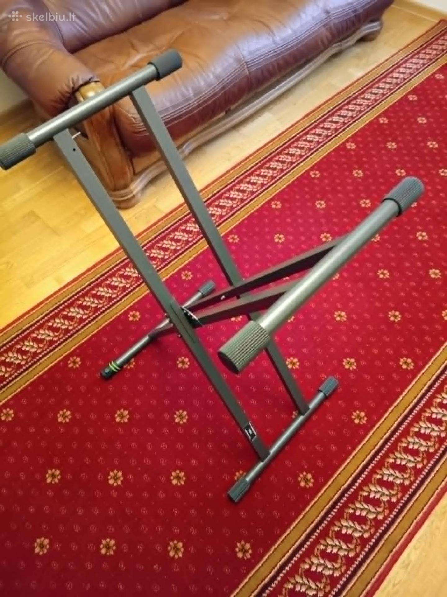 Stovas sintiezatoriui tik ispakuotas pilkas