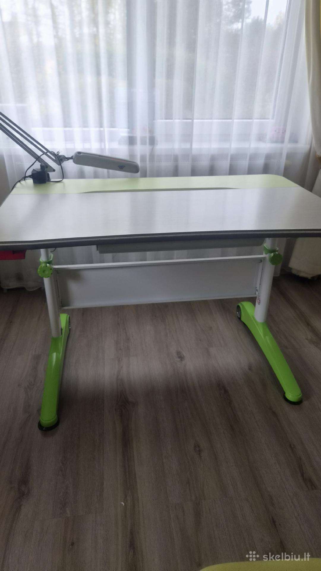 Rašomasis stalas su kėde