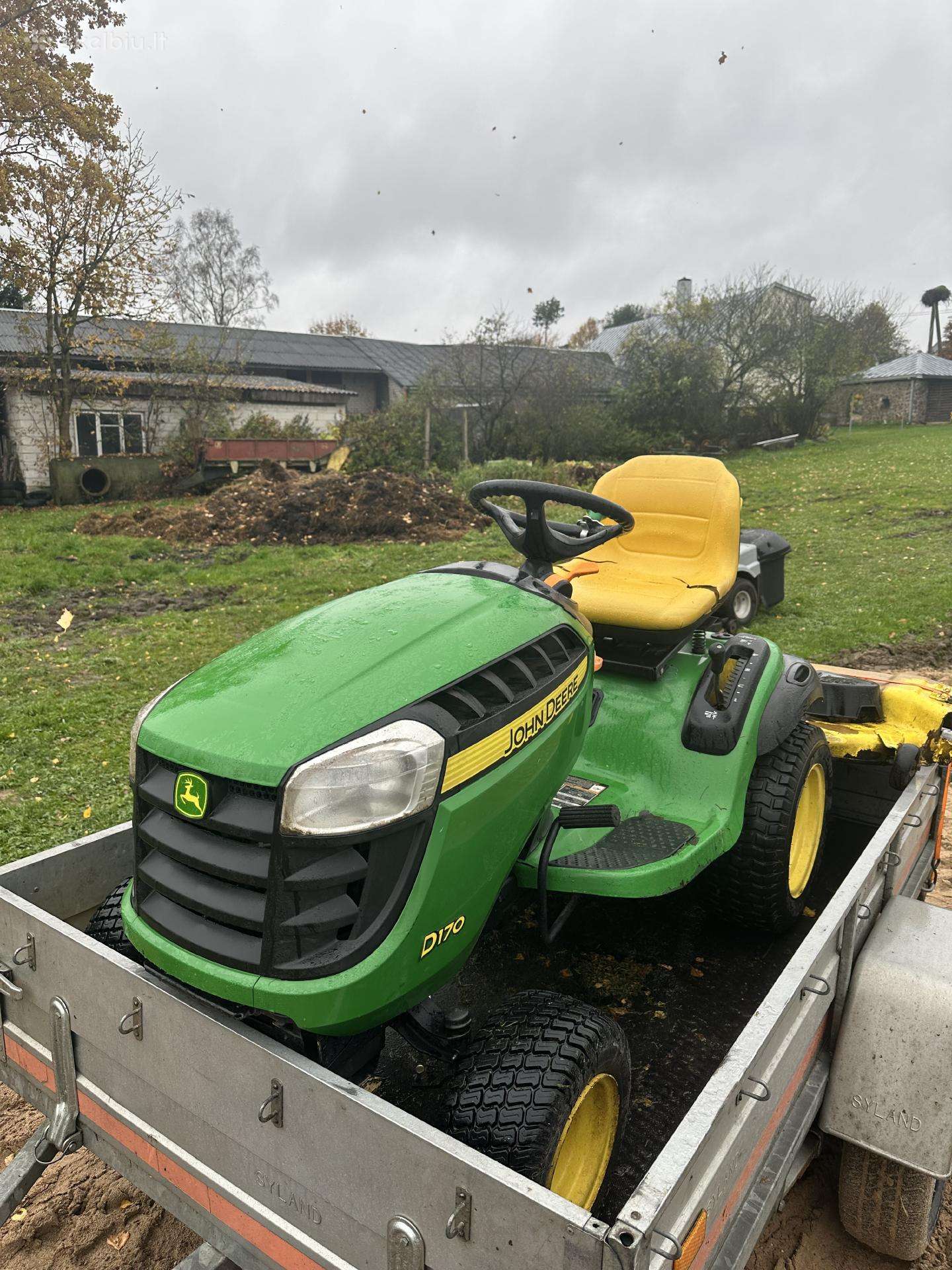 John Deere D170 sodo traktoriukas