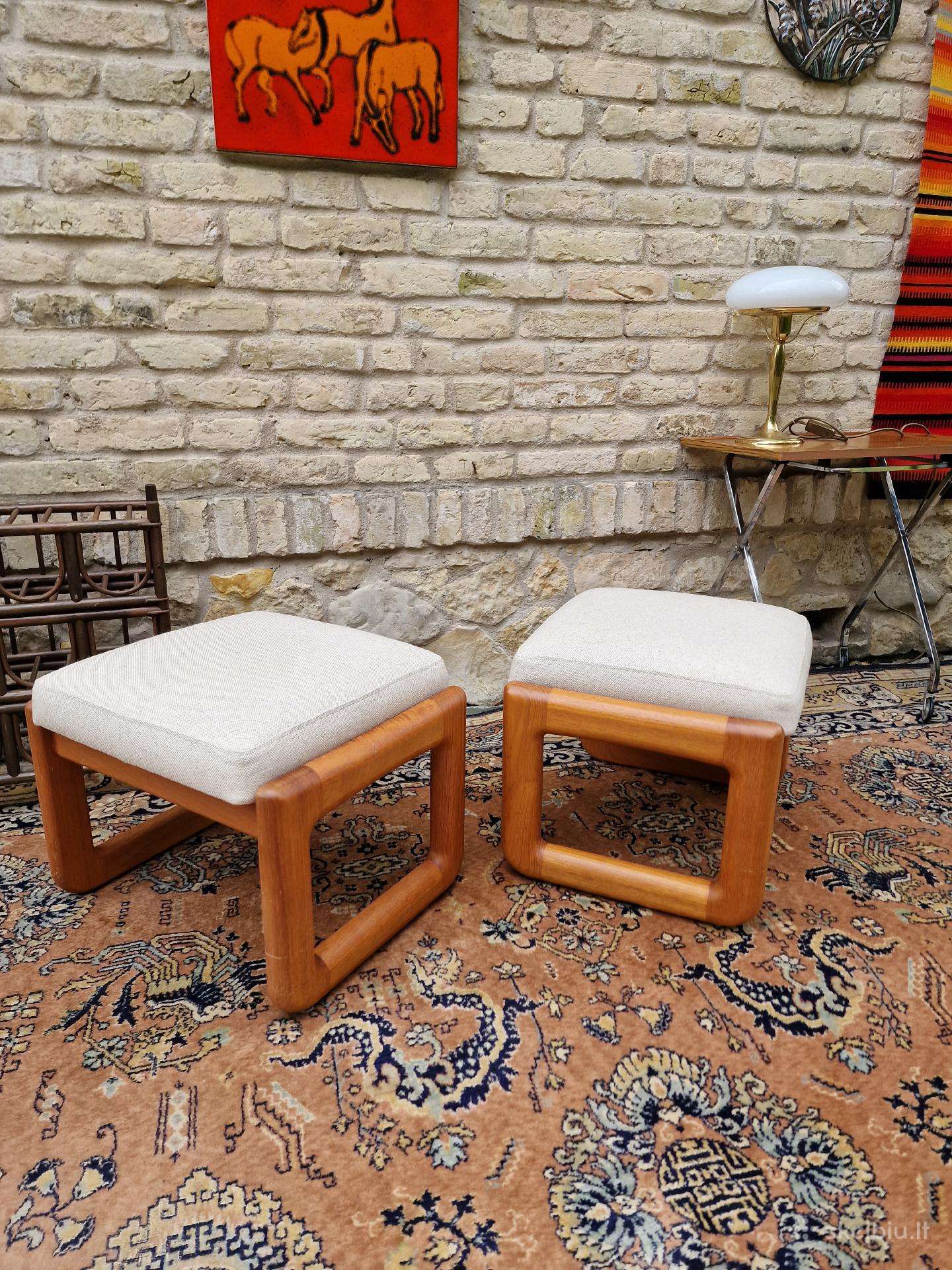 Vintažiniao mid century tikmedžio pufai