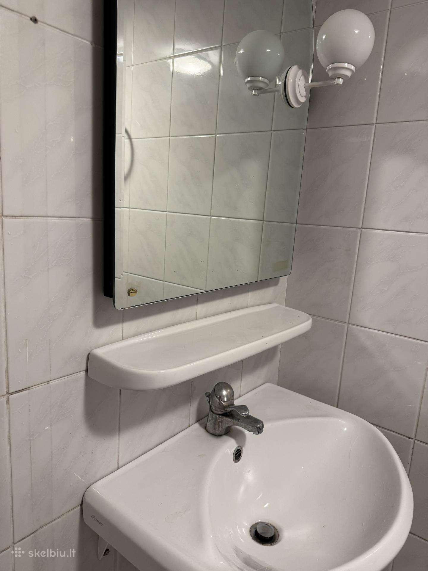 Dovanojama seni vonios baldai