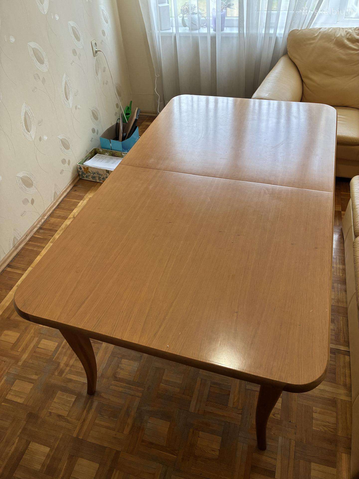 Išskleidžiamas medinis valgomojo stalas