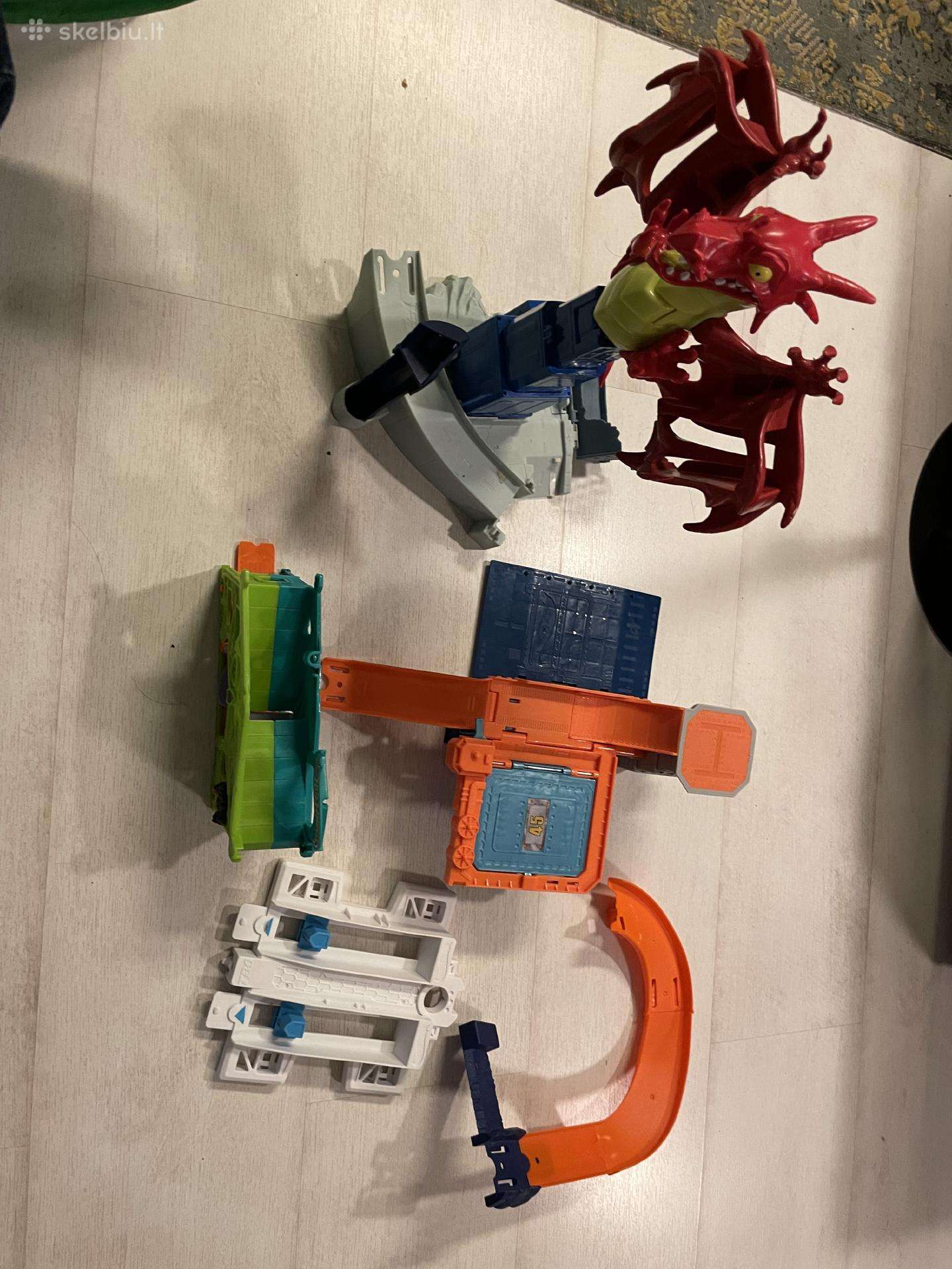 Įvairios Hotwheels trasų dalys