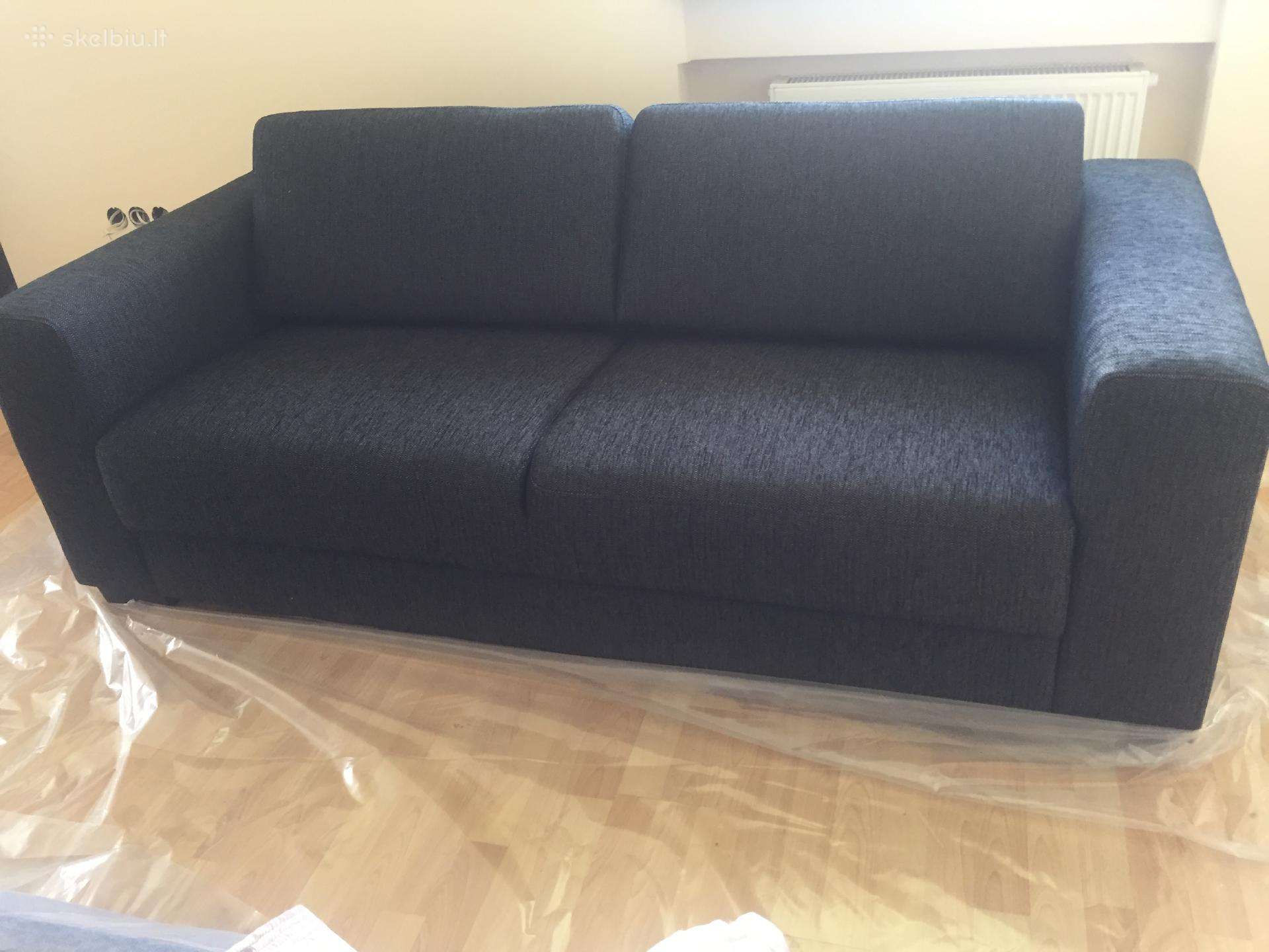 Tamsiai pilka minimalistine sofa