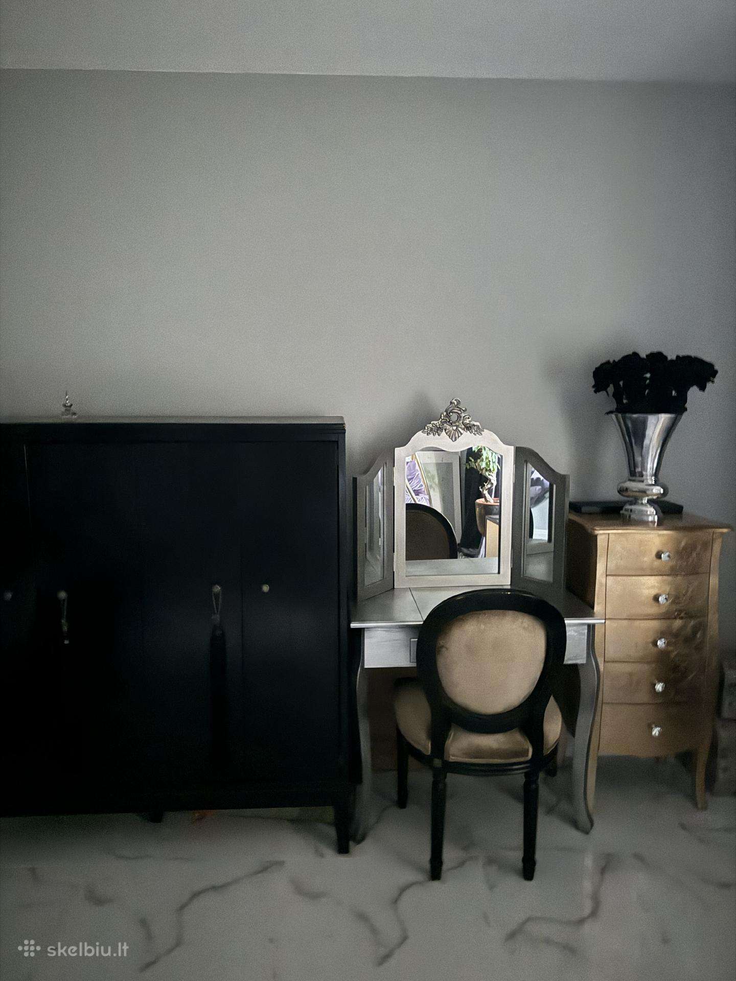 Parduodamas kosmetinis staliukas su veidrodžiu