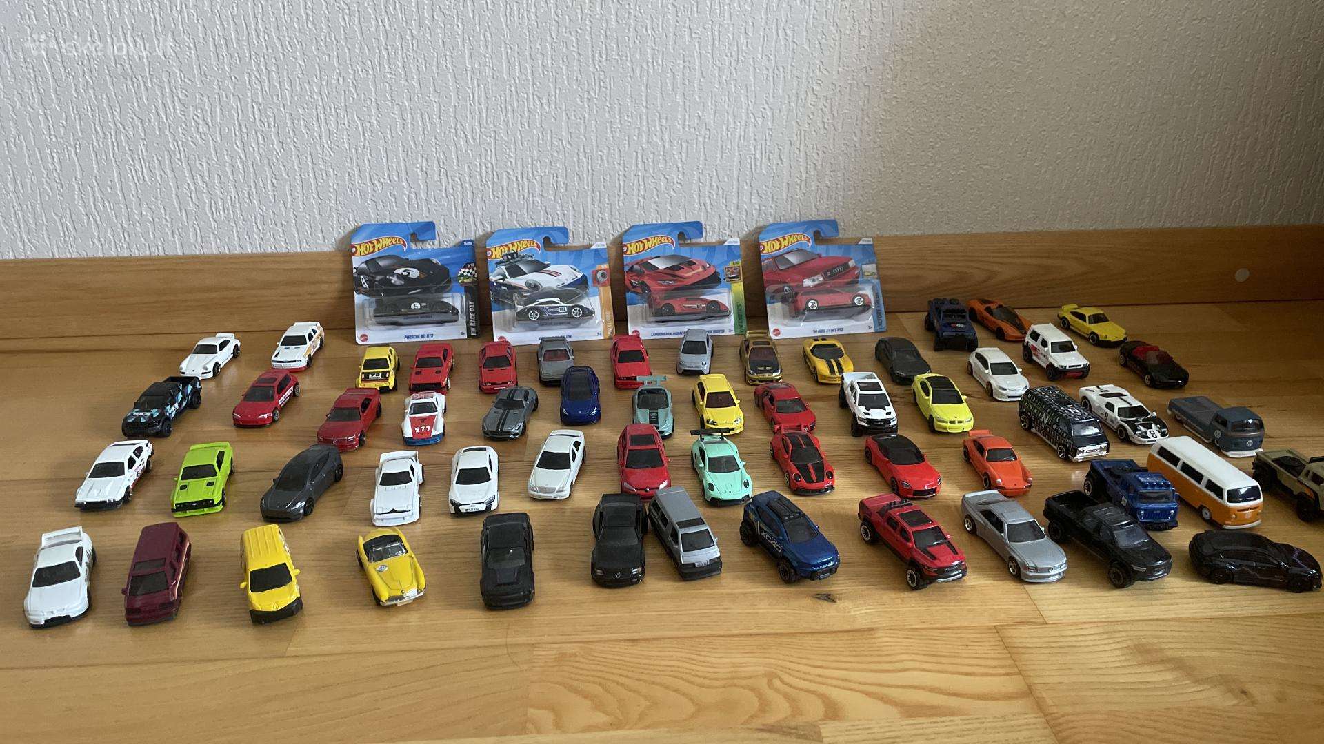 Didelė automobilių modeliukų kolekcijahw