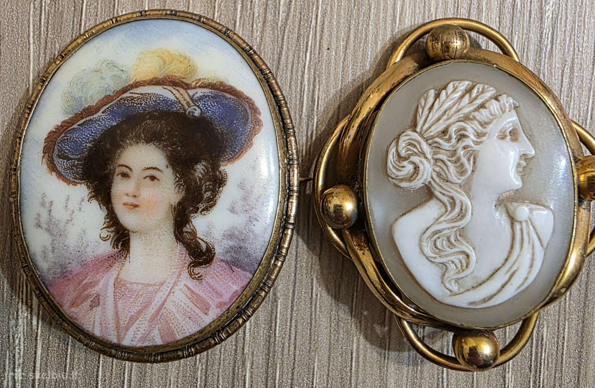 Vintage natūrali kriauklė ir porcelisno sagės