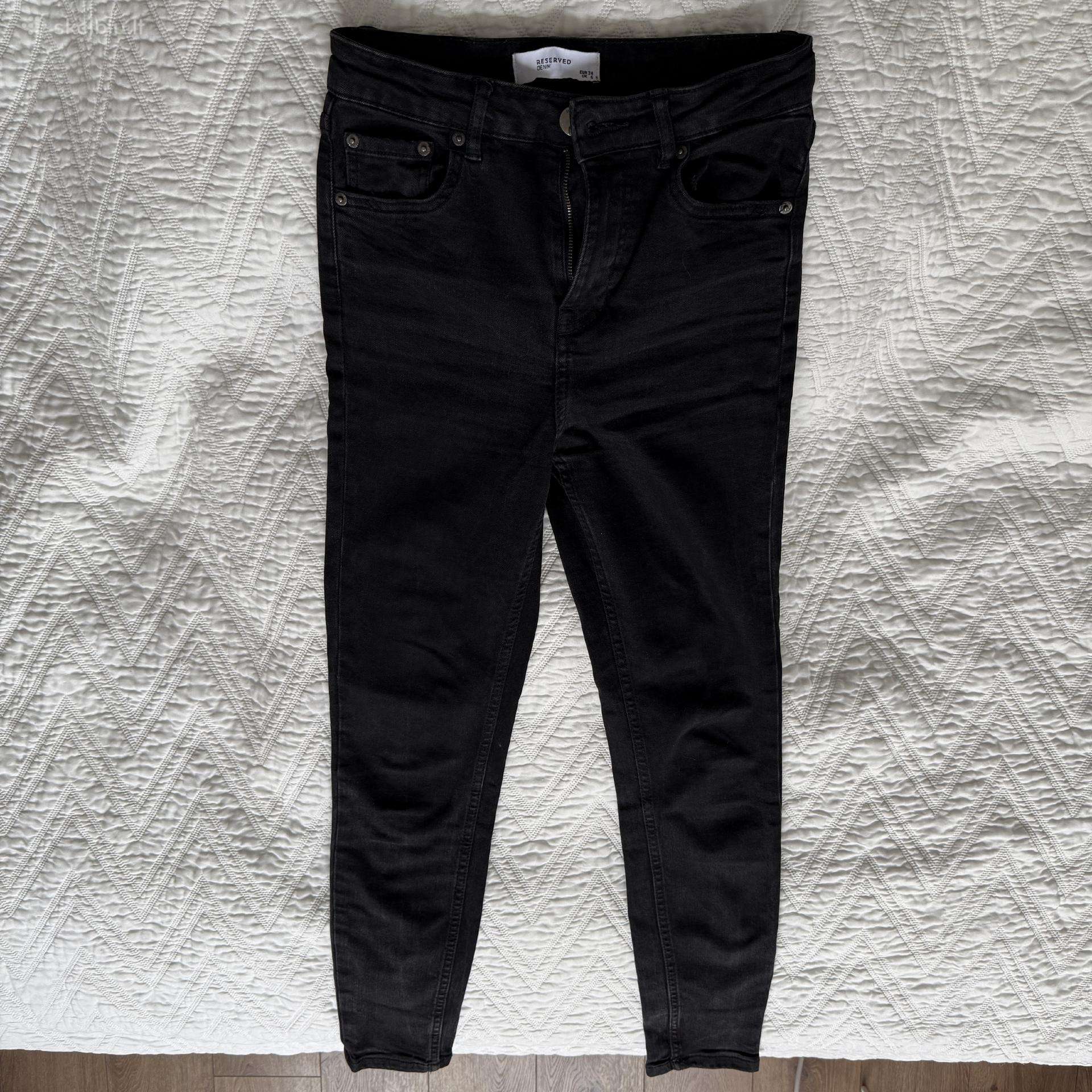 Juodi siauri džinsai Reserved, dydis 34 (XS)