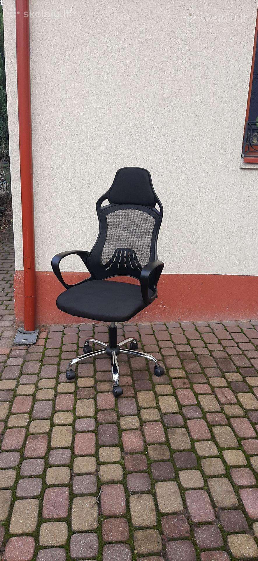 Biuro kede Bosas su nugaros ventiliacija