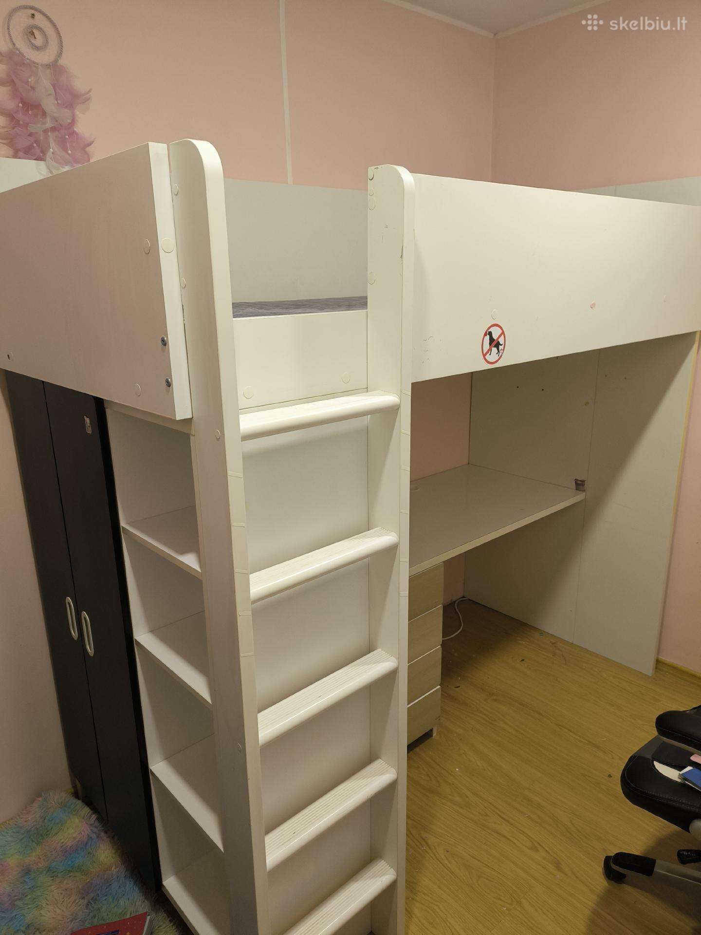 Rašomas stalas su miegama dalim