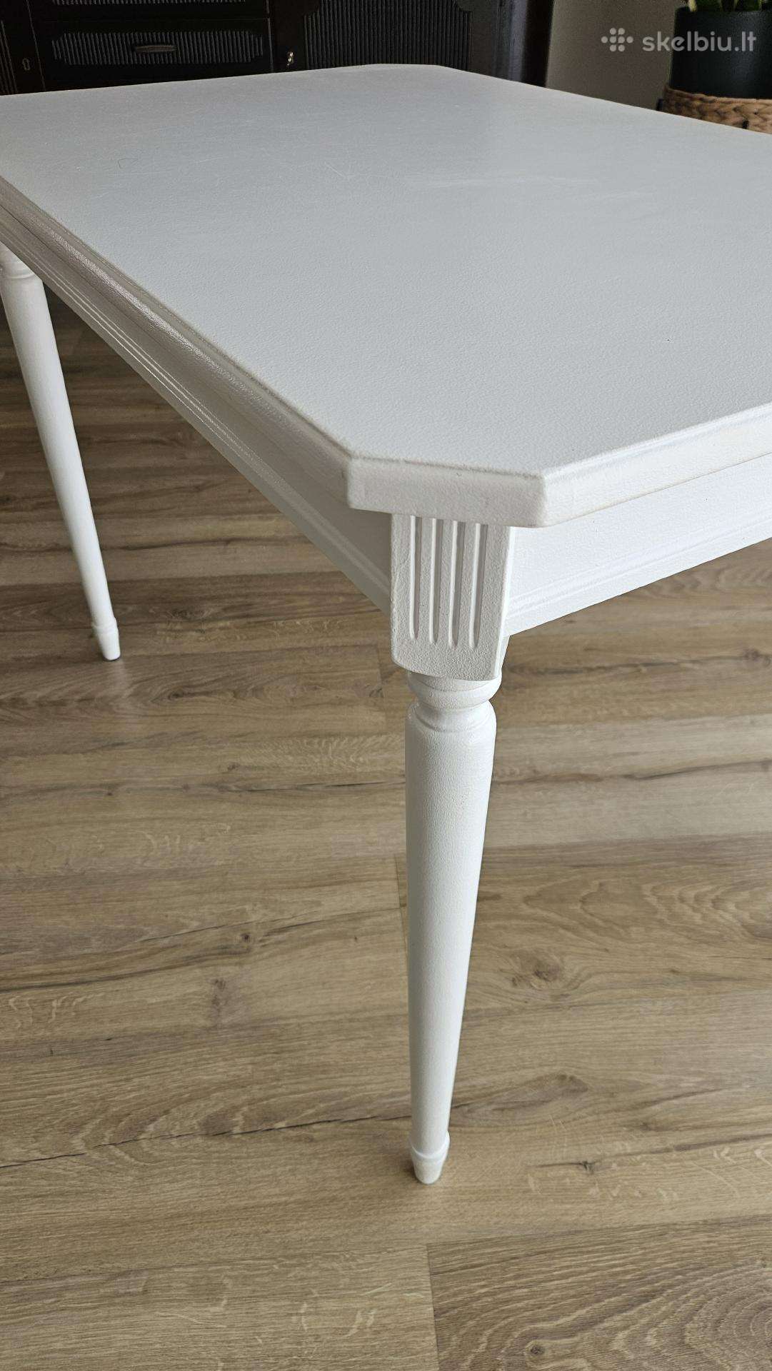 Gustavian stiliaus staliukas