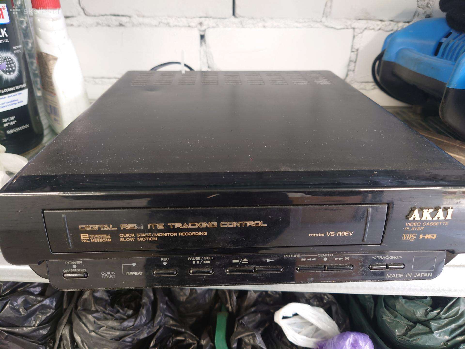 Vhs Akai magnetofonas su pulteliu