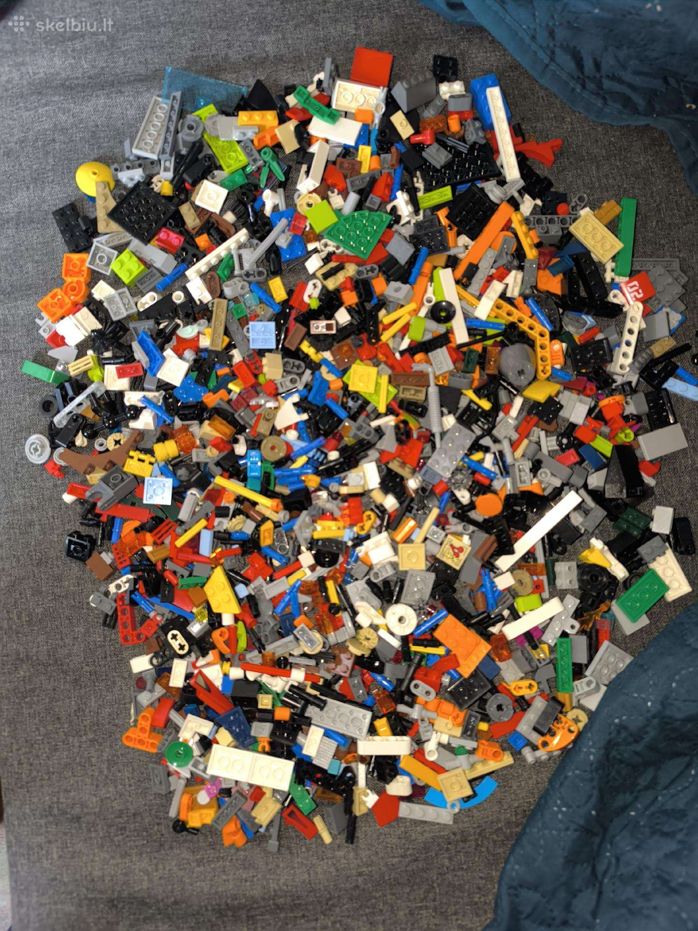 Daug originalių Lego detalių