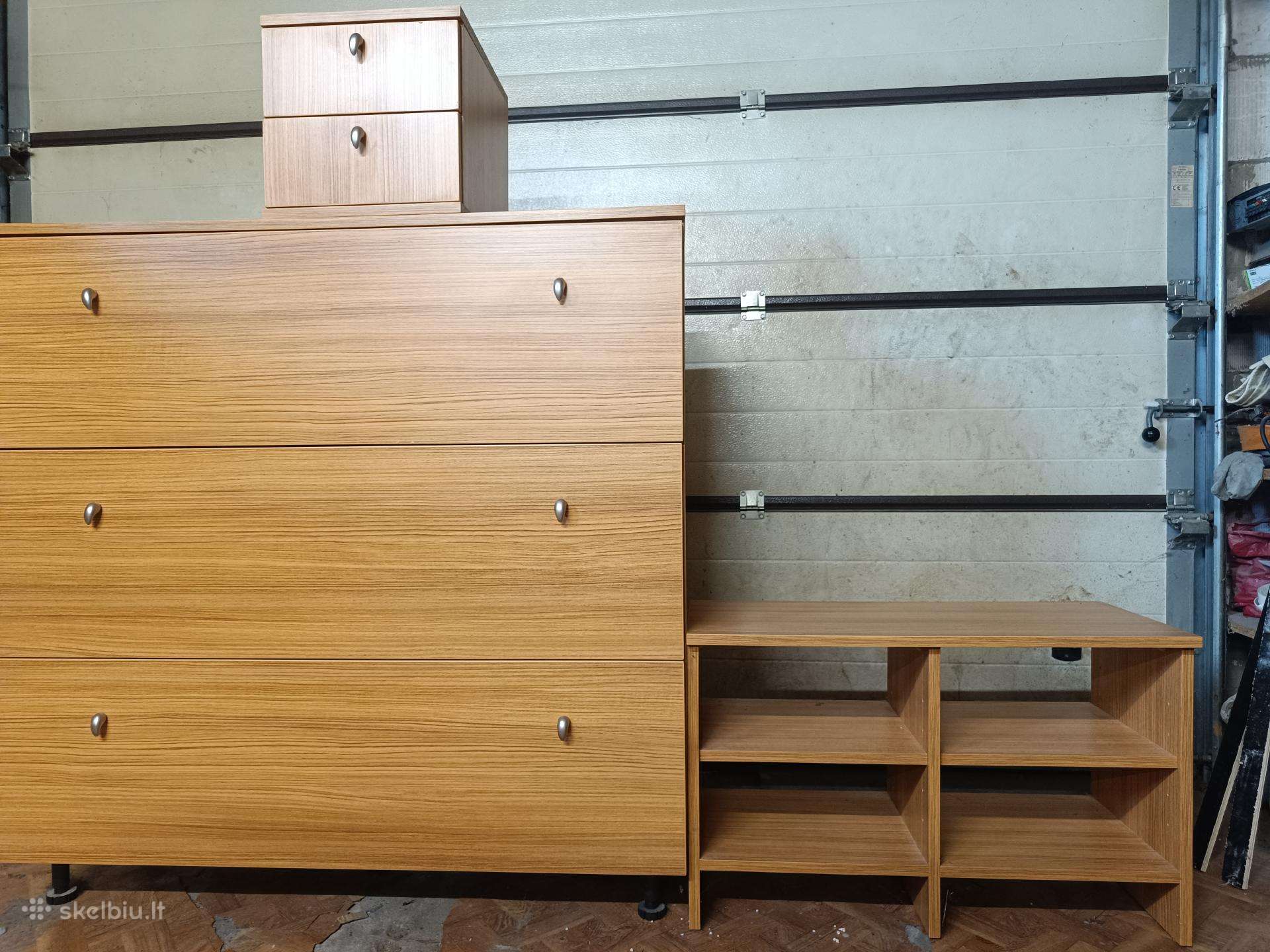 Parduodami baldai.