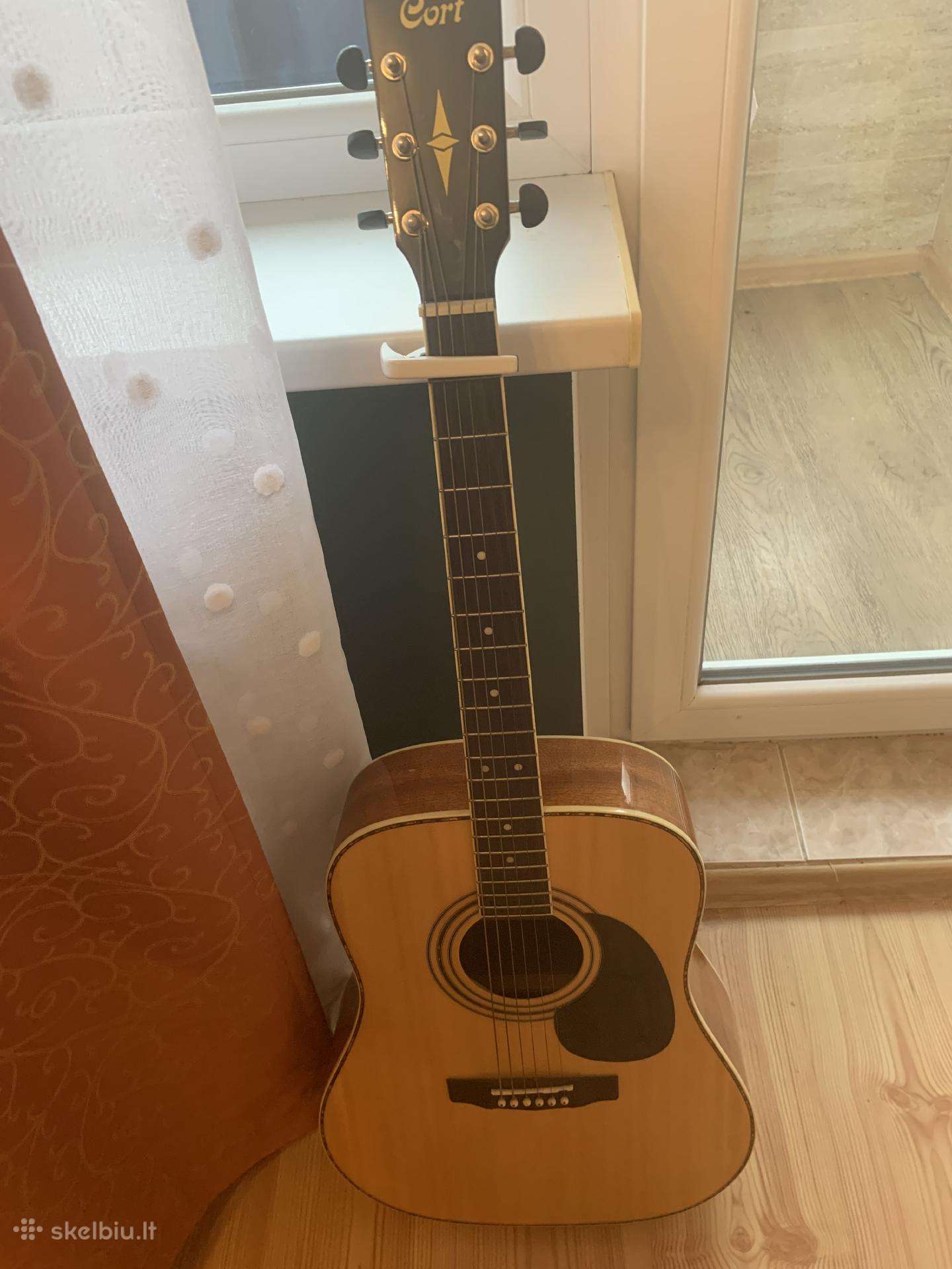 Cort“ gitara yra geros būklės,