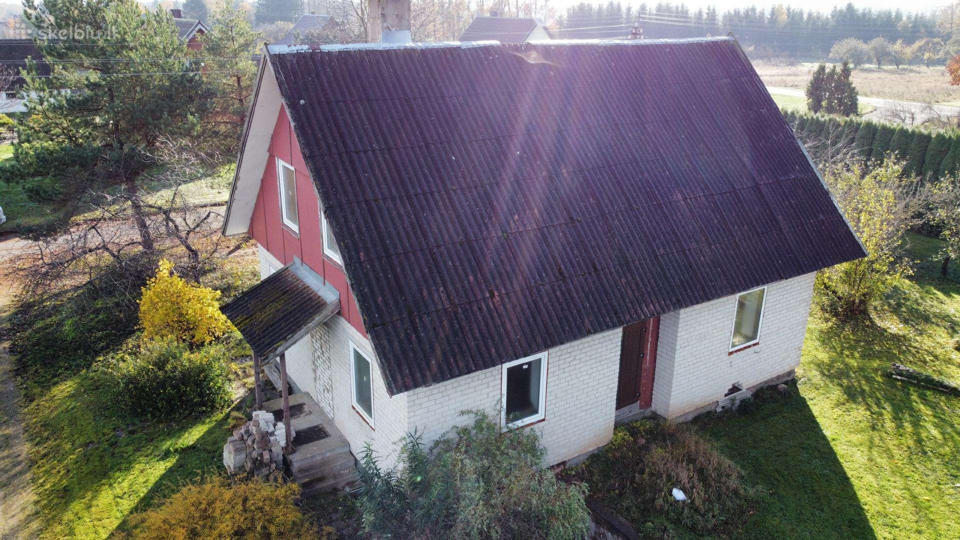 Parduodamas 1 aukšto su mansarda namas su rūsiu