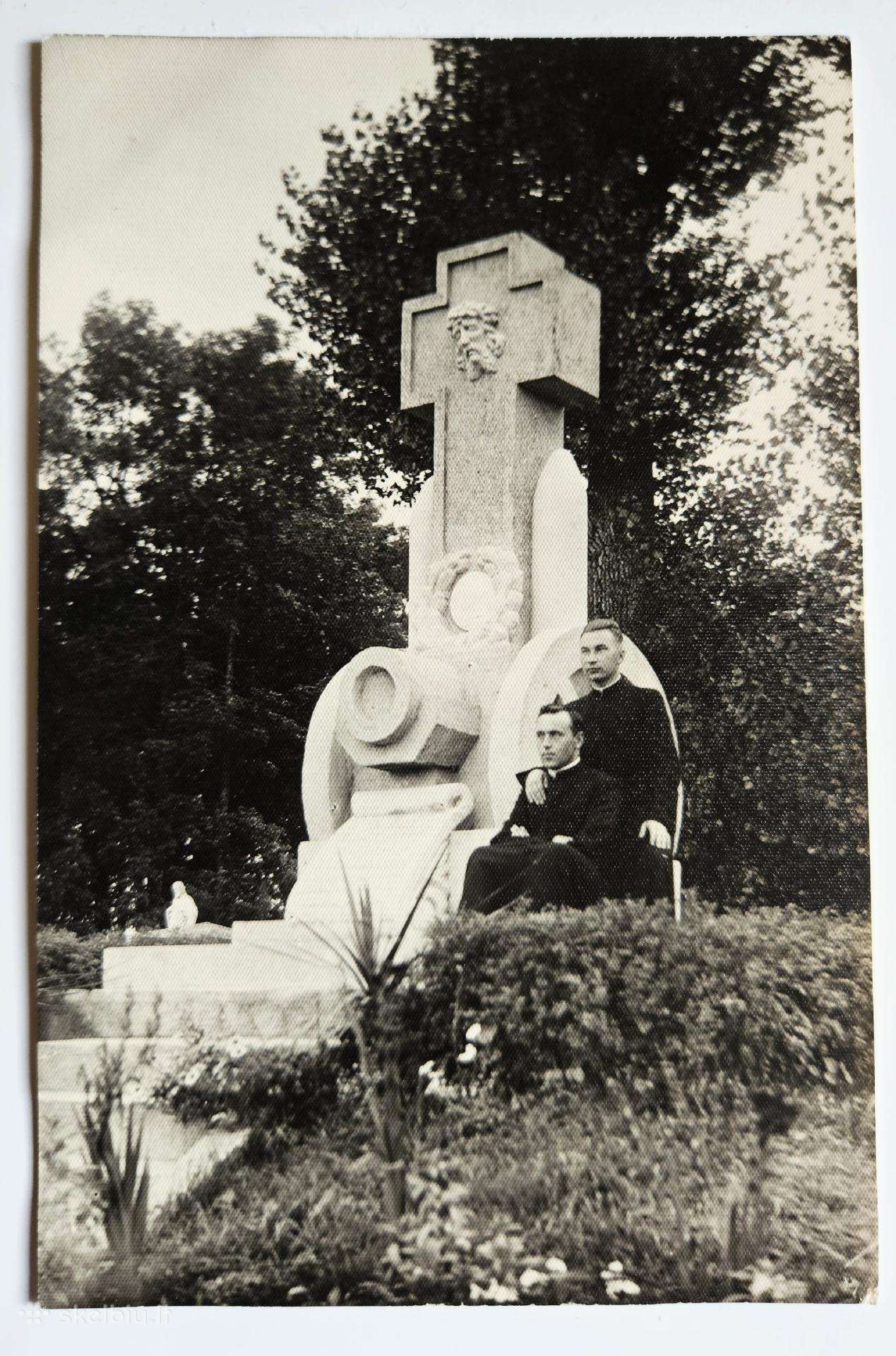 Prie paminklo Joniškėlyje. XX a. 4 deš.