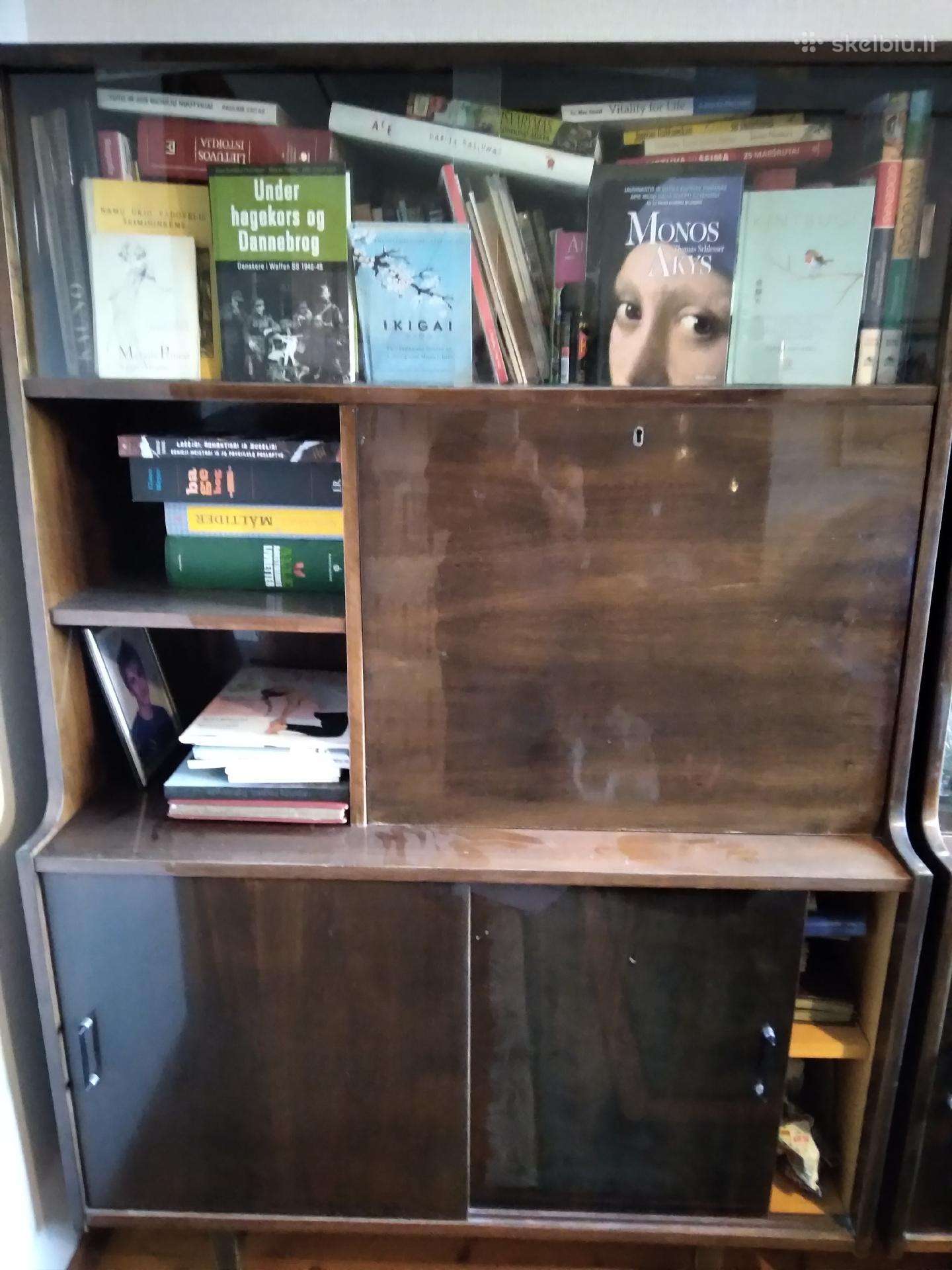 Sekcija/knygu spinta atiduodama